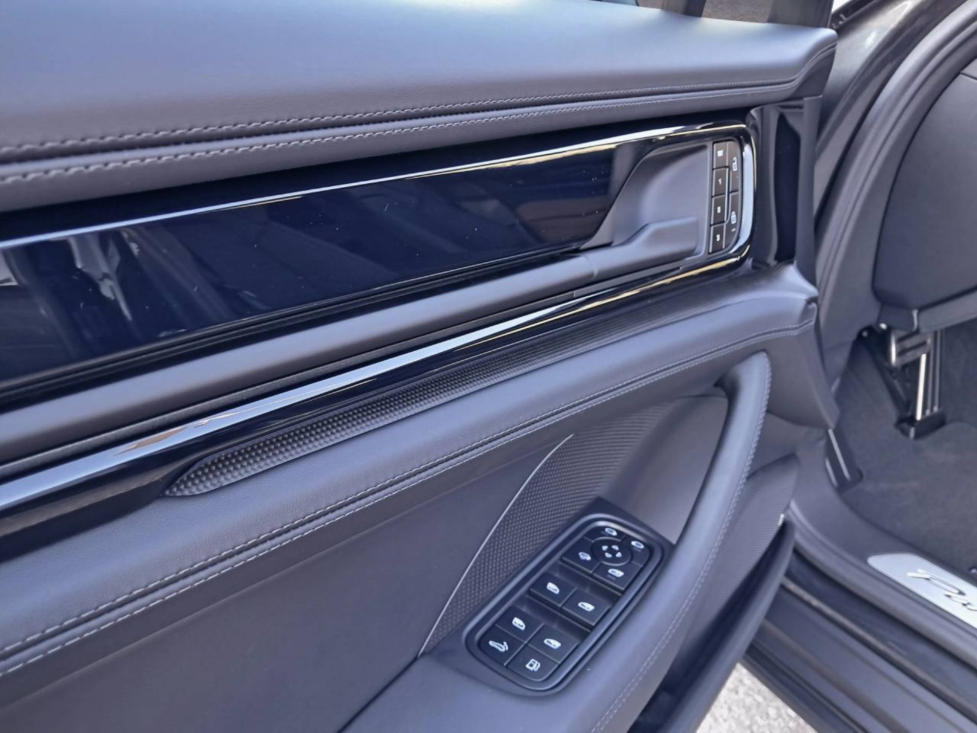 PORSCHE Panamera 4S E-Hybrid-image-22