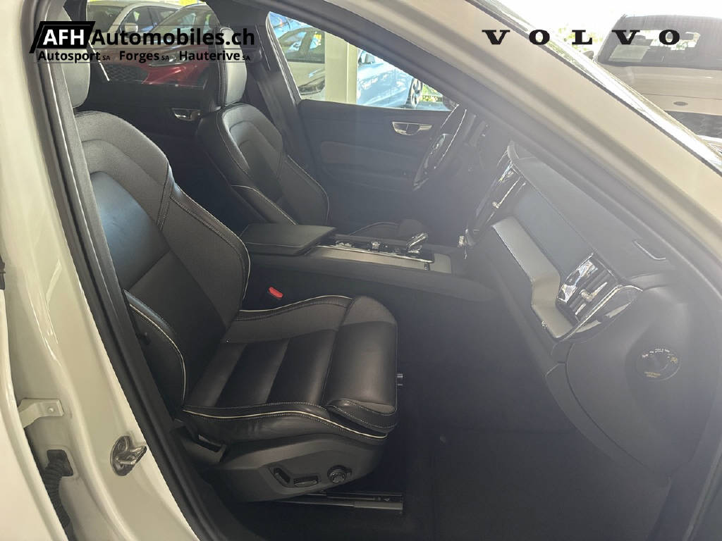 VOLVO XC60 2.0 T6 TE Ultimate Dark eAWD-image-8