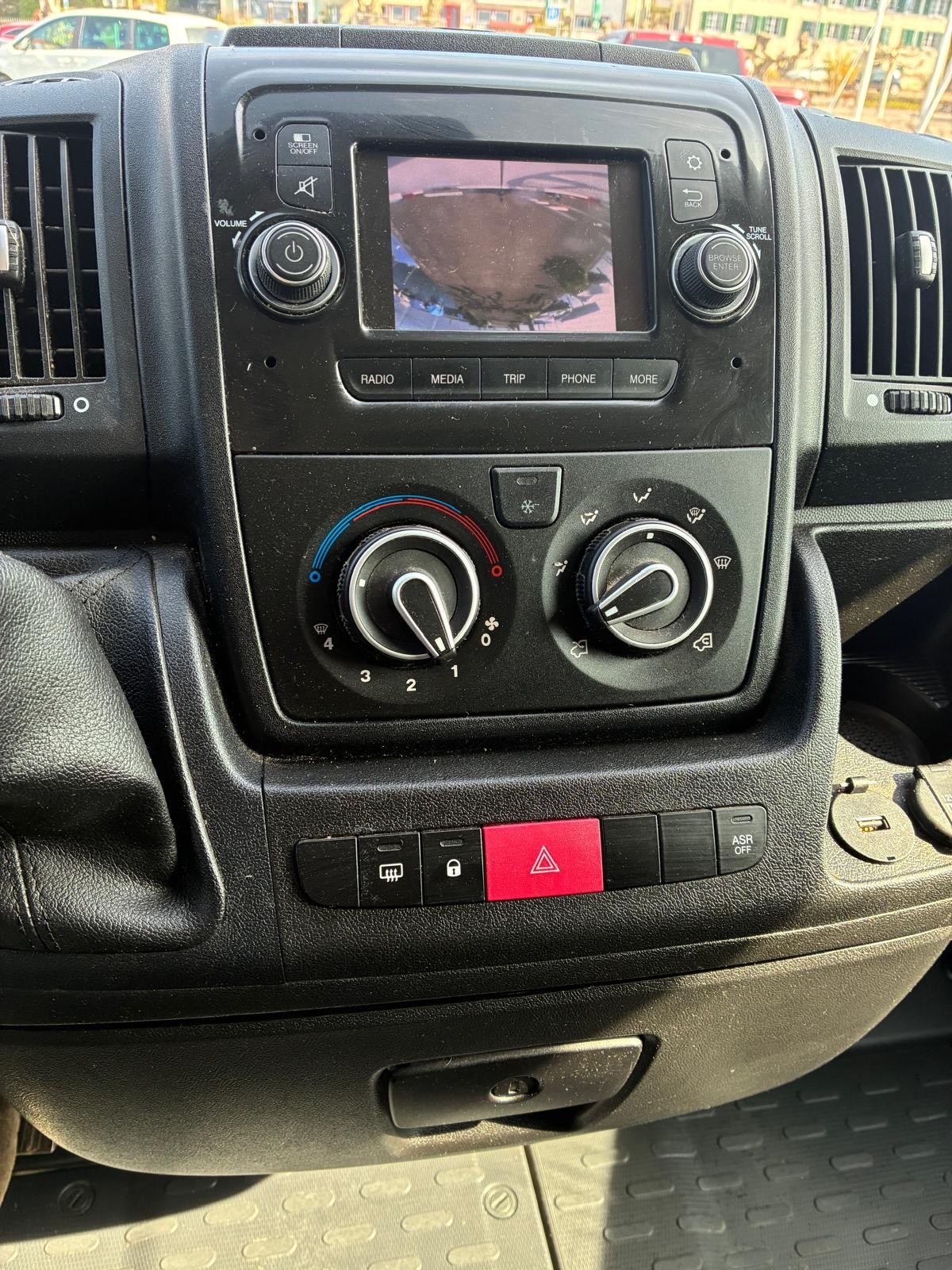 PEUGEOT Boxer 2.2 HDI 333 Premium L1H1-image-5