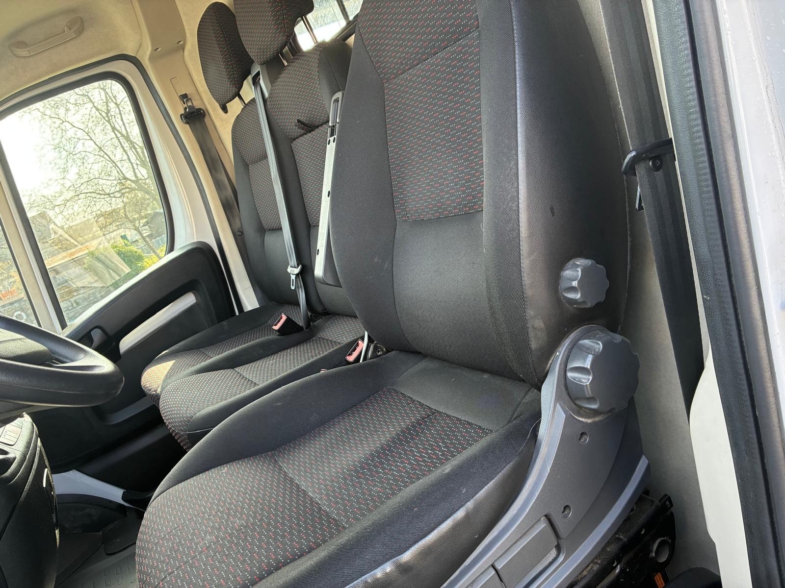 PEUGEOT Boxer 2.2 HDI 333 Premium L1H1-image-12