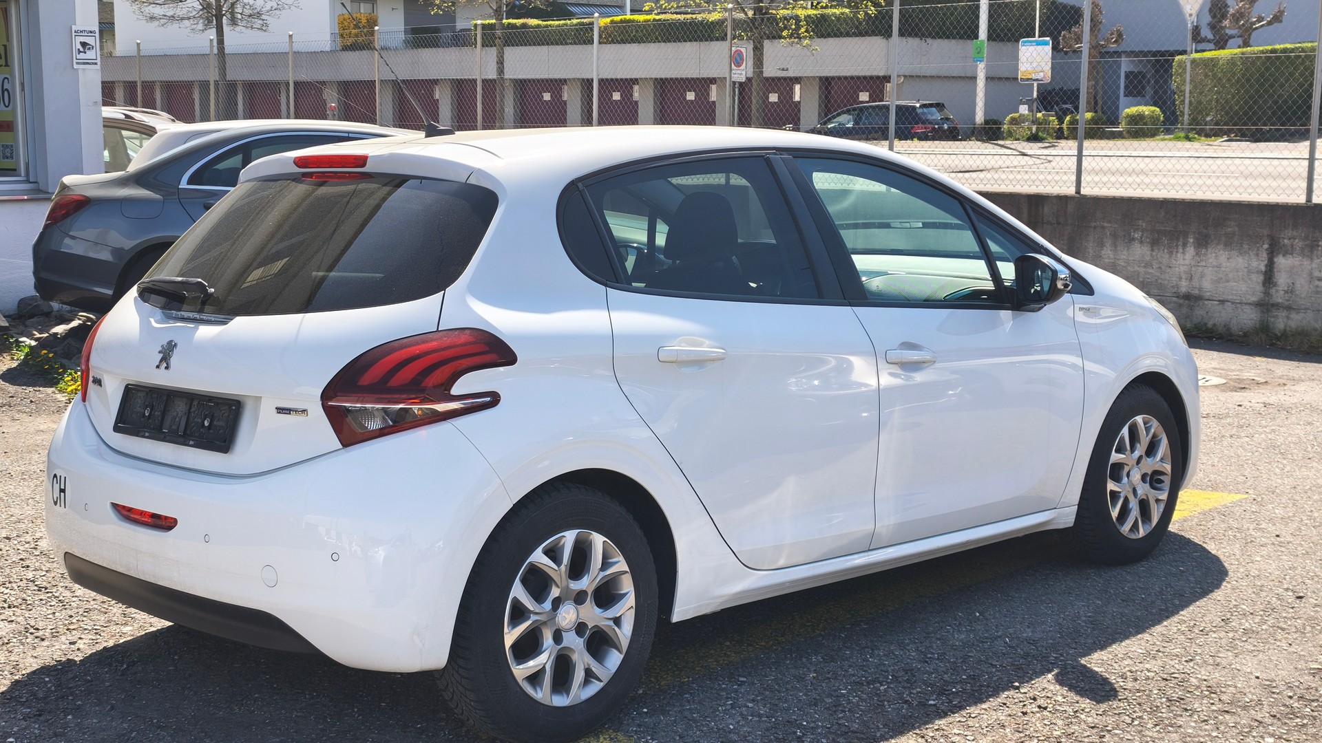 PEUGEOT 208 1.2 PureTech Style-image-5