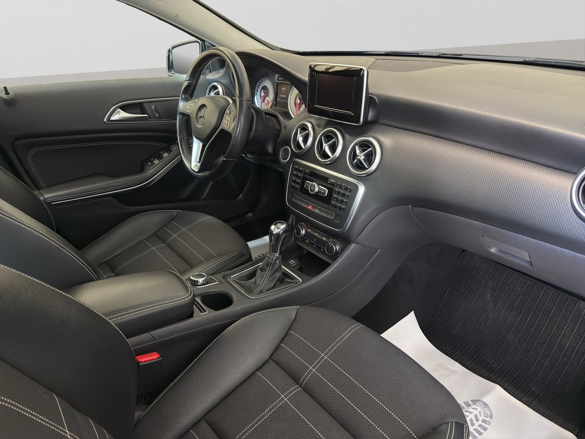 MERCEDES-BENZ A 200 Urban-image-11