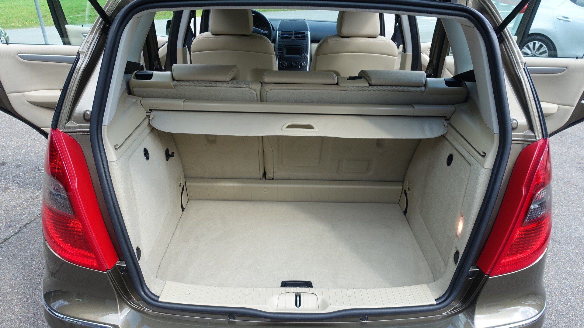MERCEDES-BENZ A 180 Avantgarde Selection Autotronic-image-13