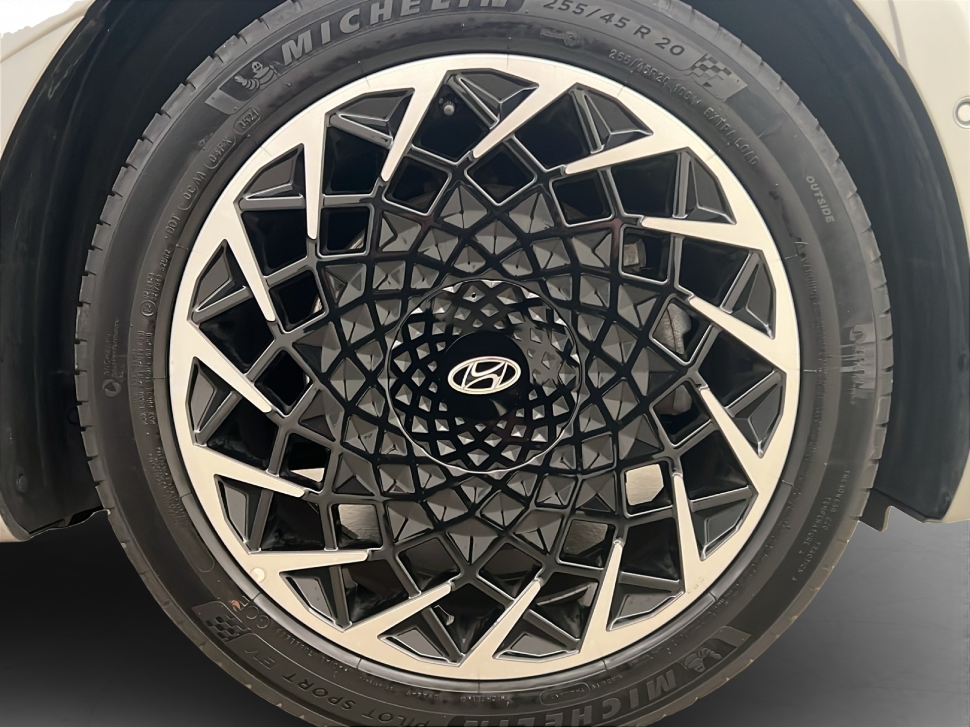 HYUNDAI Ioniq 5 First Edition 4WD 72,6 kWh-image-9