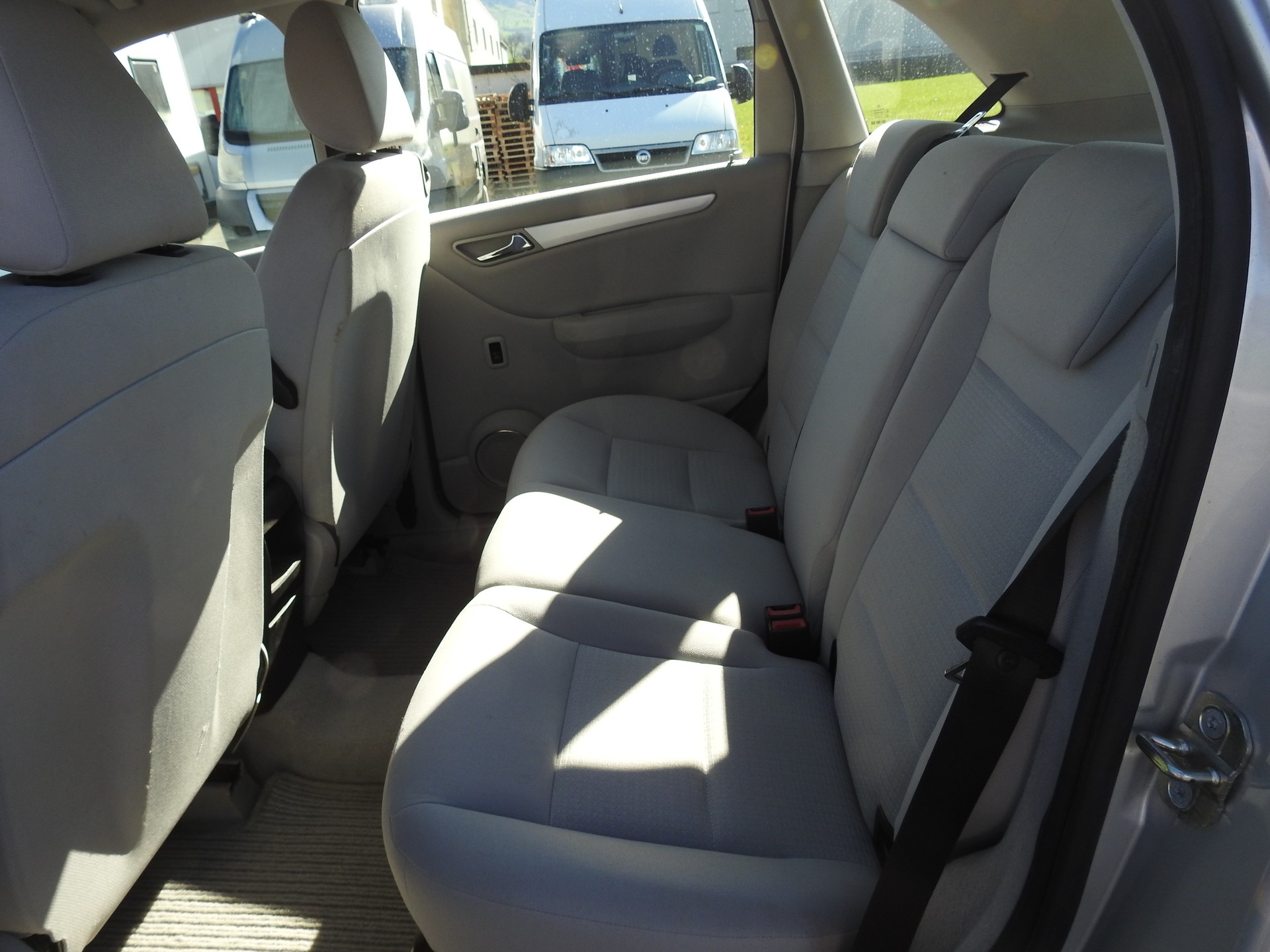 MERCEDES-BENZ B 200-image-13