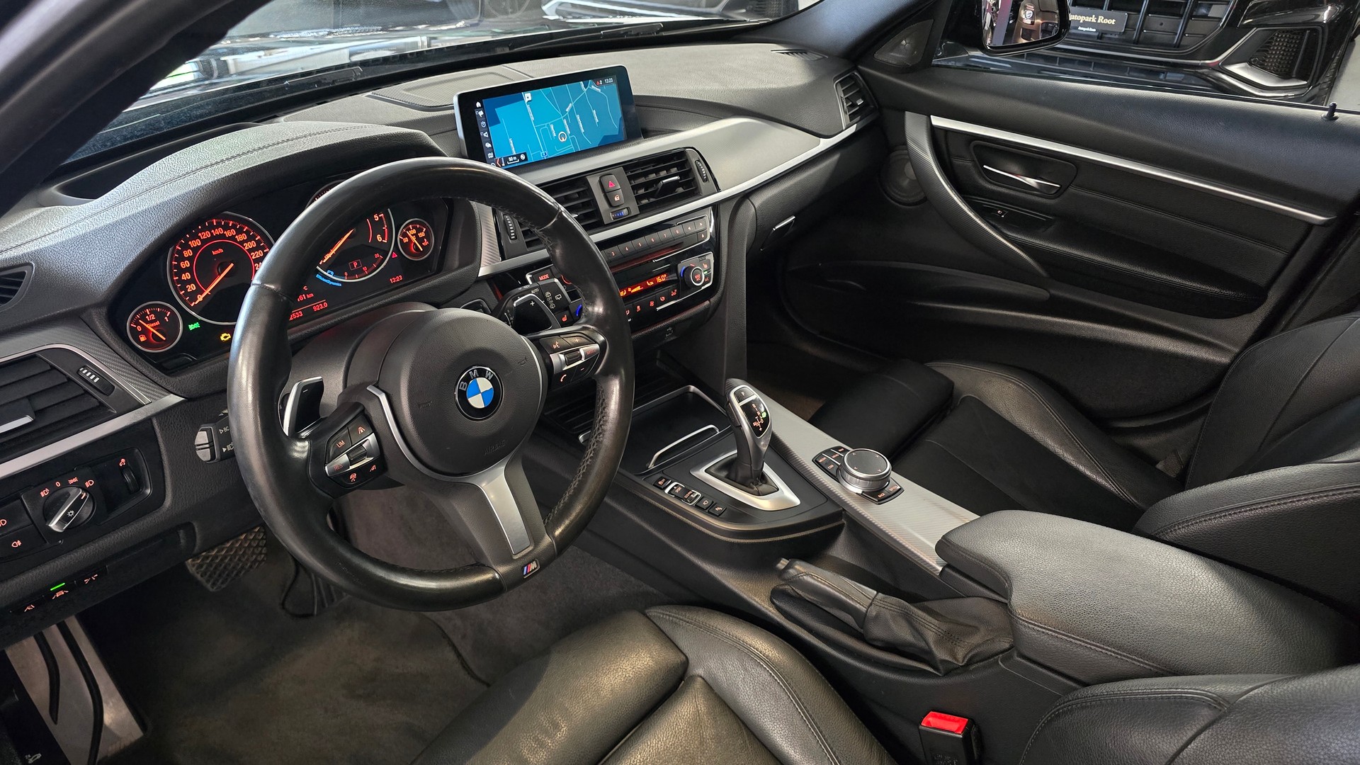 BMW 320d xDrive Touring Edition M Sport Steptronic-image-16