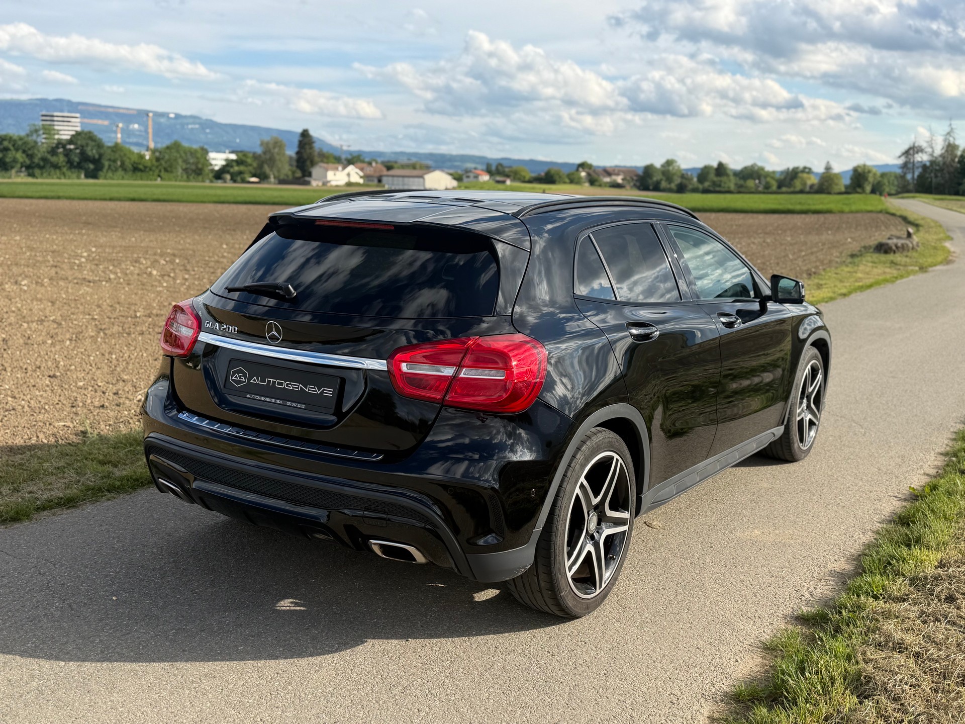 MERCEDES-BENZ GLA 200 AMG Line 7G-DCT-image-9