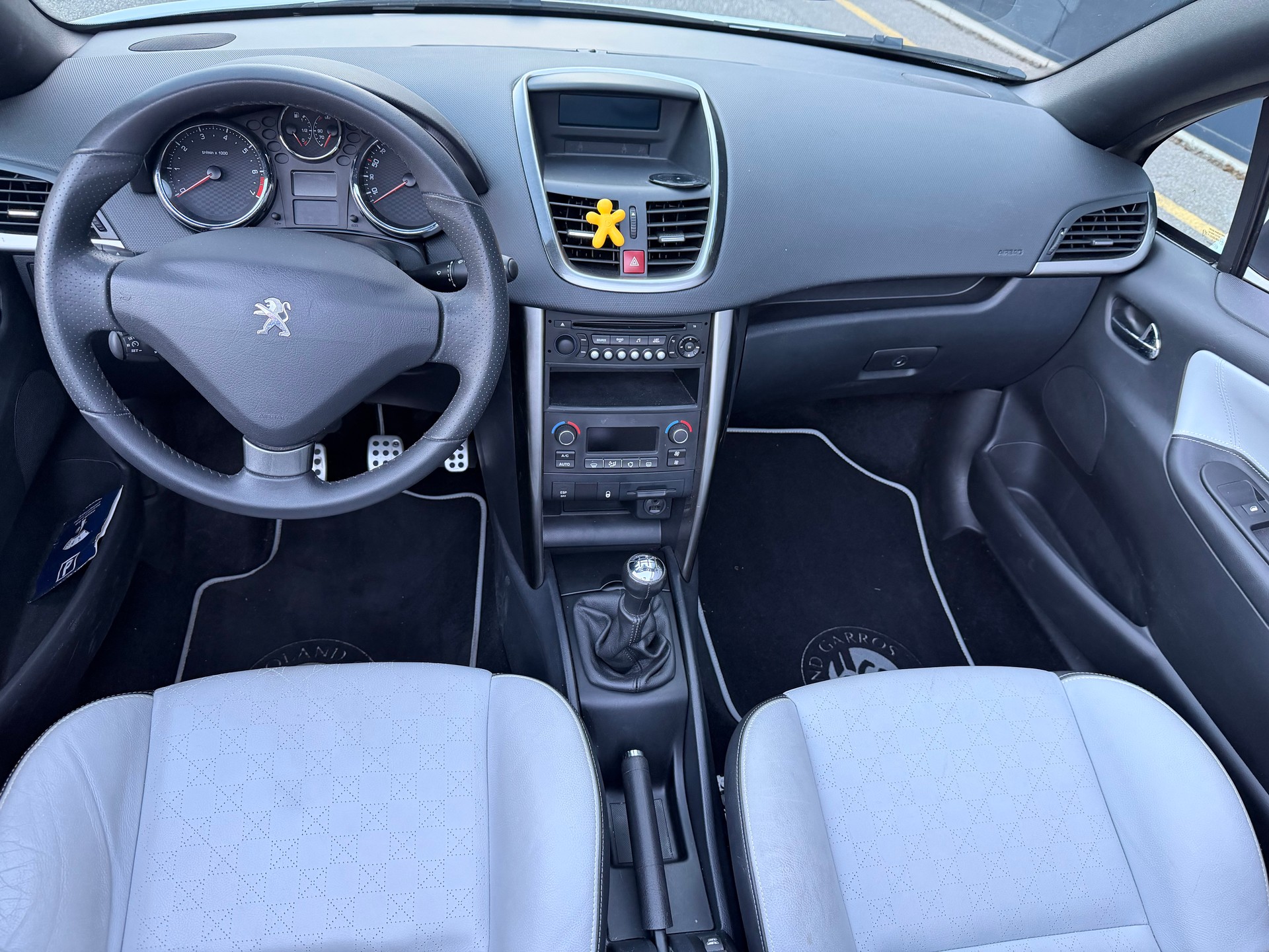 PEUGEOT 207 CC 1.6 16V Roland Garros-image-11