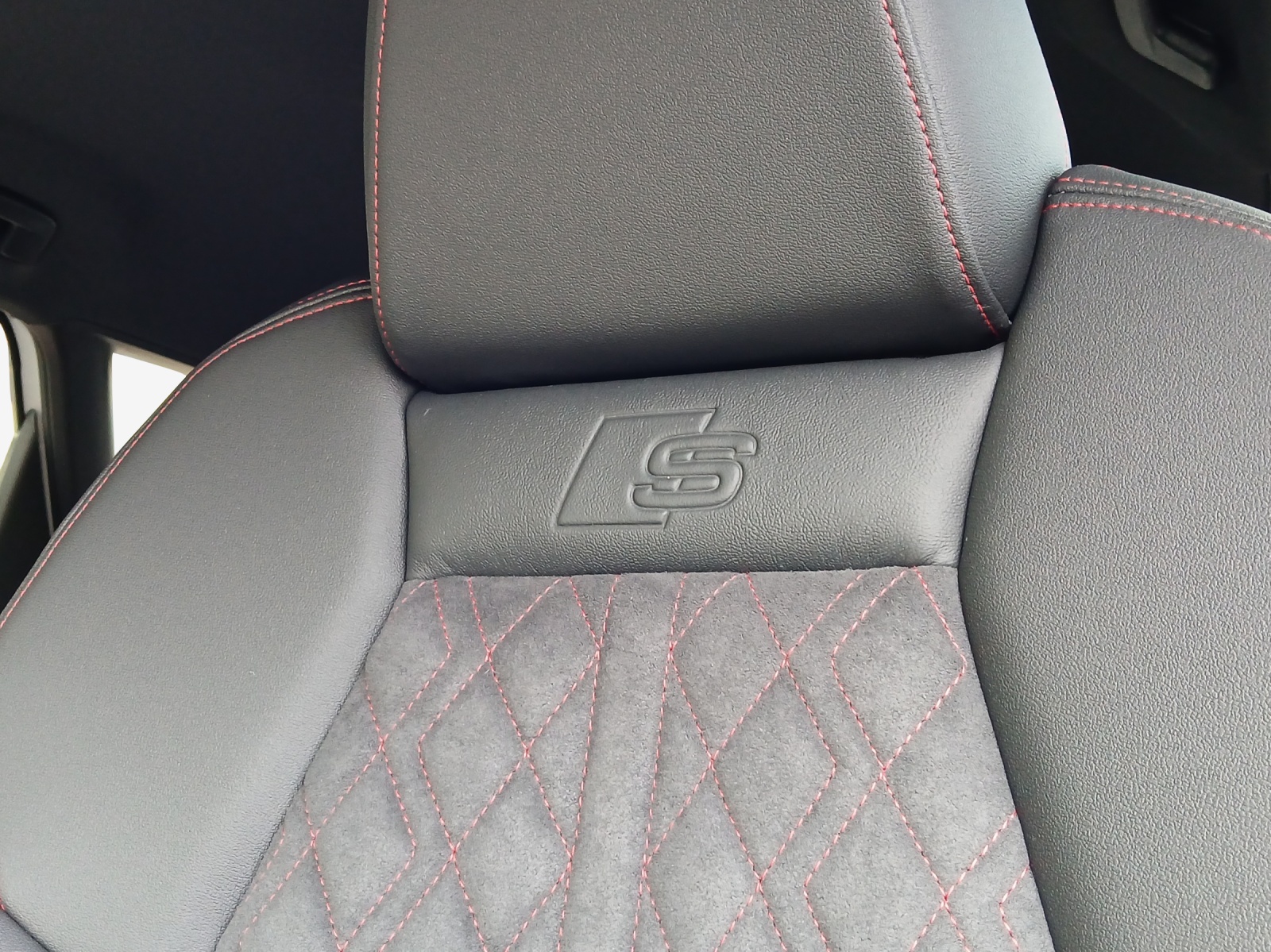 AUDI Q4 e-tron 45 Edition Swiss Ski quattro-image-12