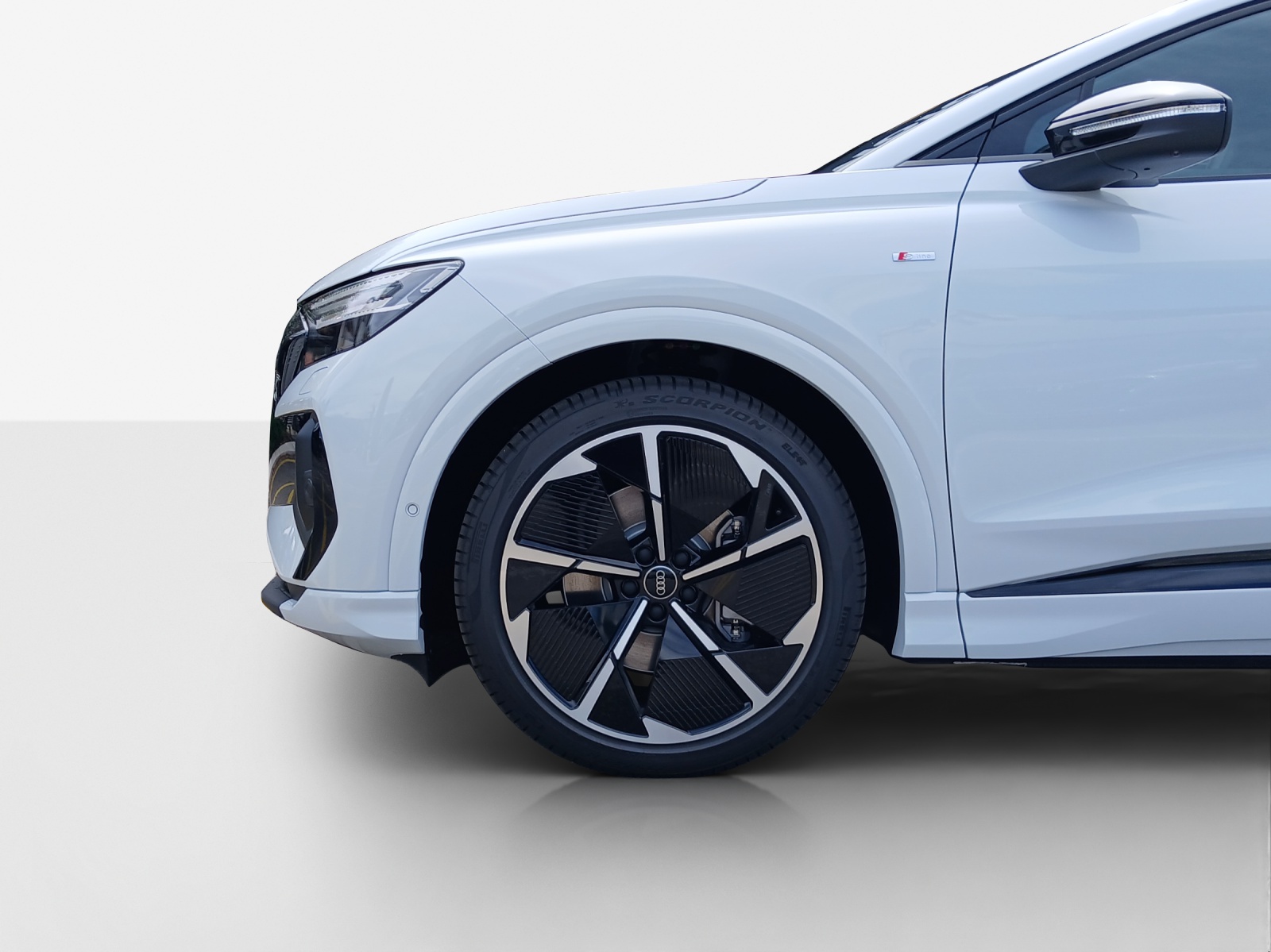 AUDI Q4 e-tron 45 Edition Swiss Ski quattro-image-13