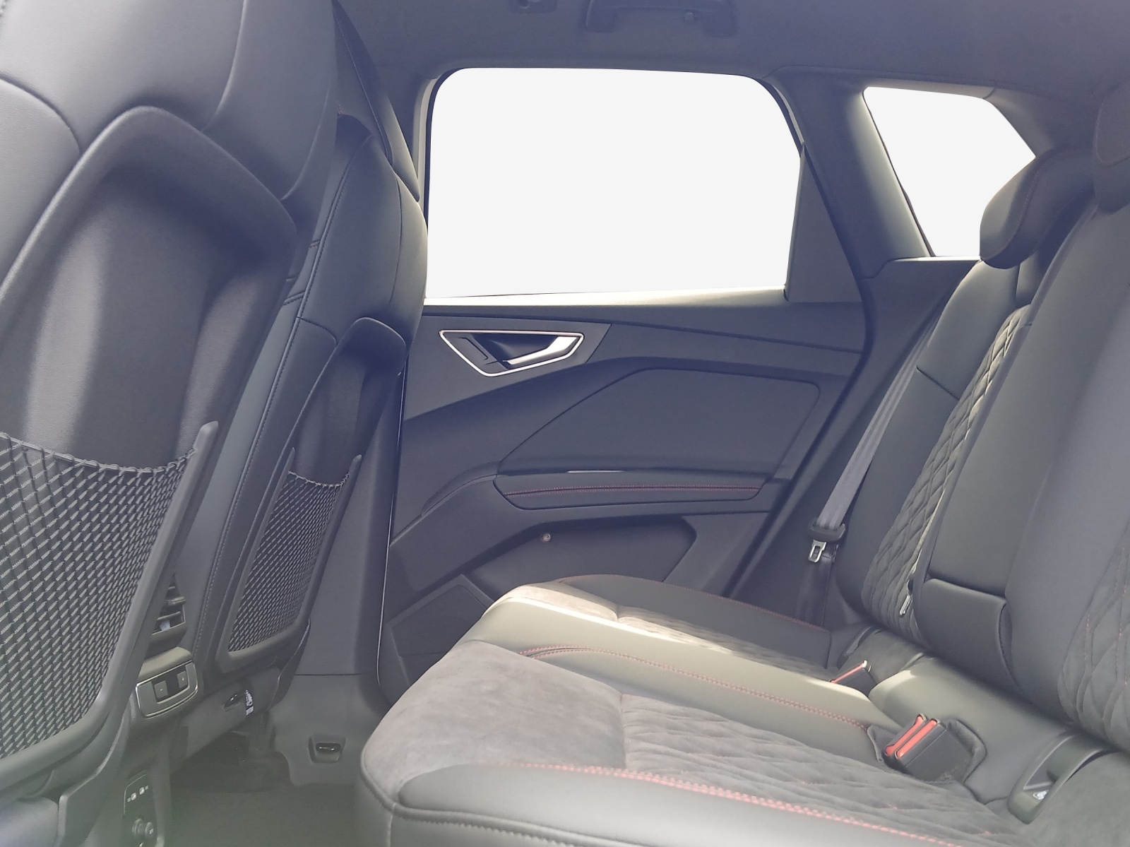 AUDI Q4 e-tron 45 Edition Swiss Ski quattro-image-10