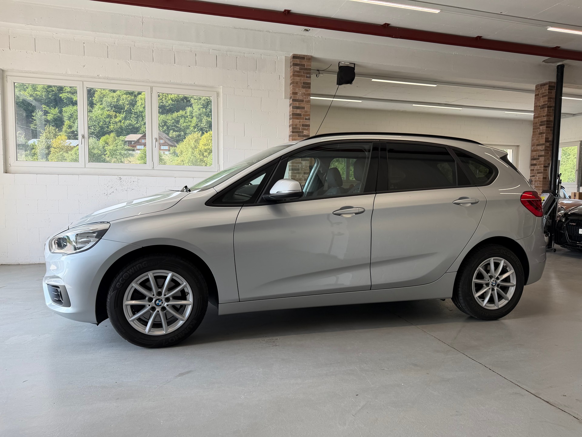 BMW 218i Active Tourer Steptronic-image-2