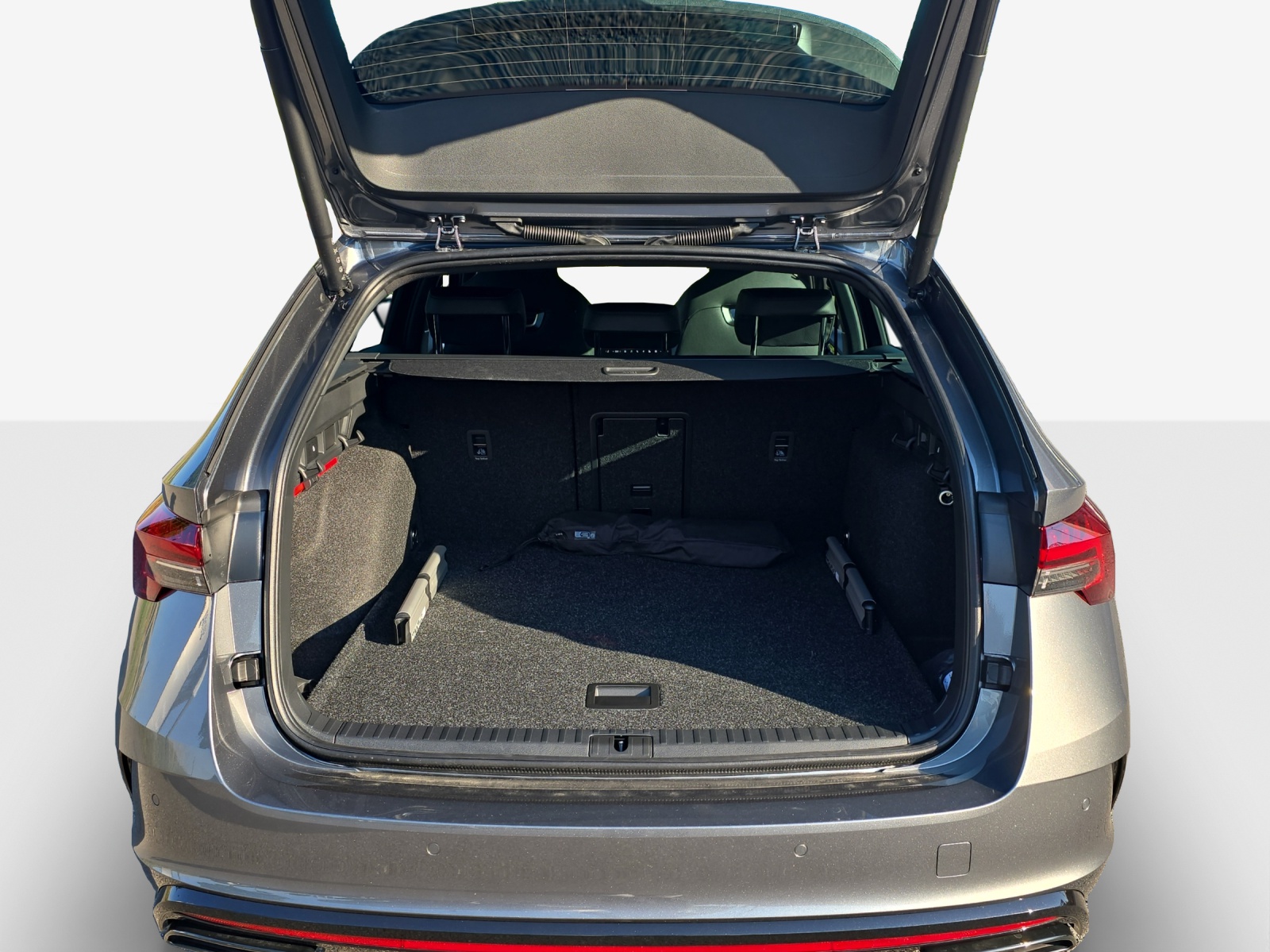 SKODA Octavia Combi 2.0 TSI DSG RS 30 Years Edition-image-12