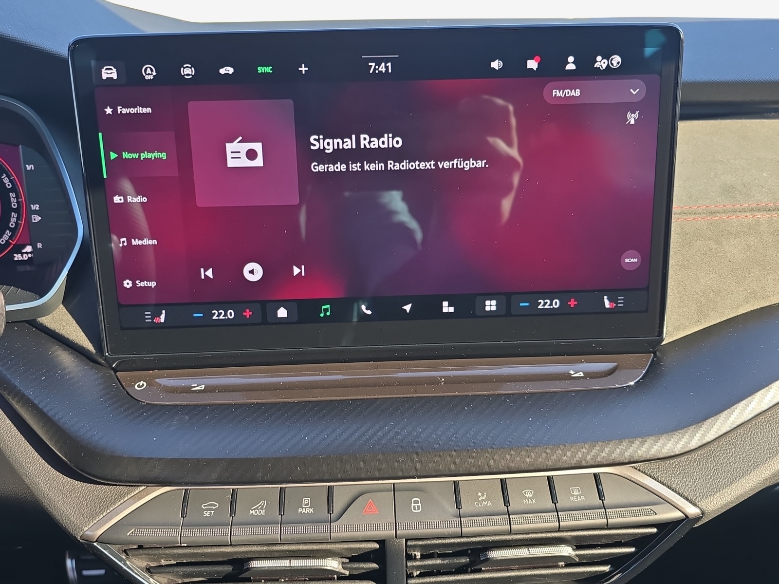 SKODA Octavia Combi 2.0 TSI DSG RS 30 Years Edition-image-10