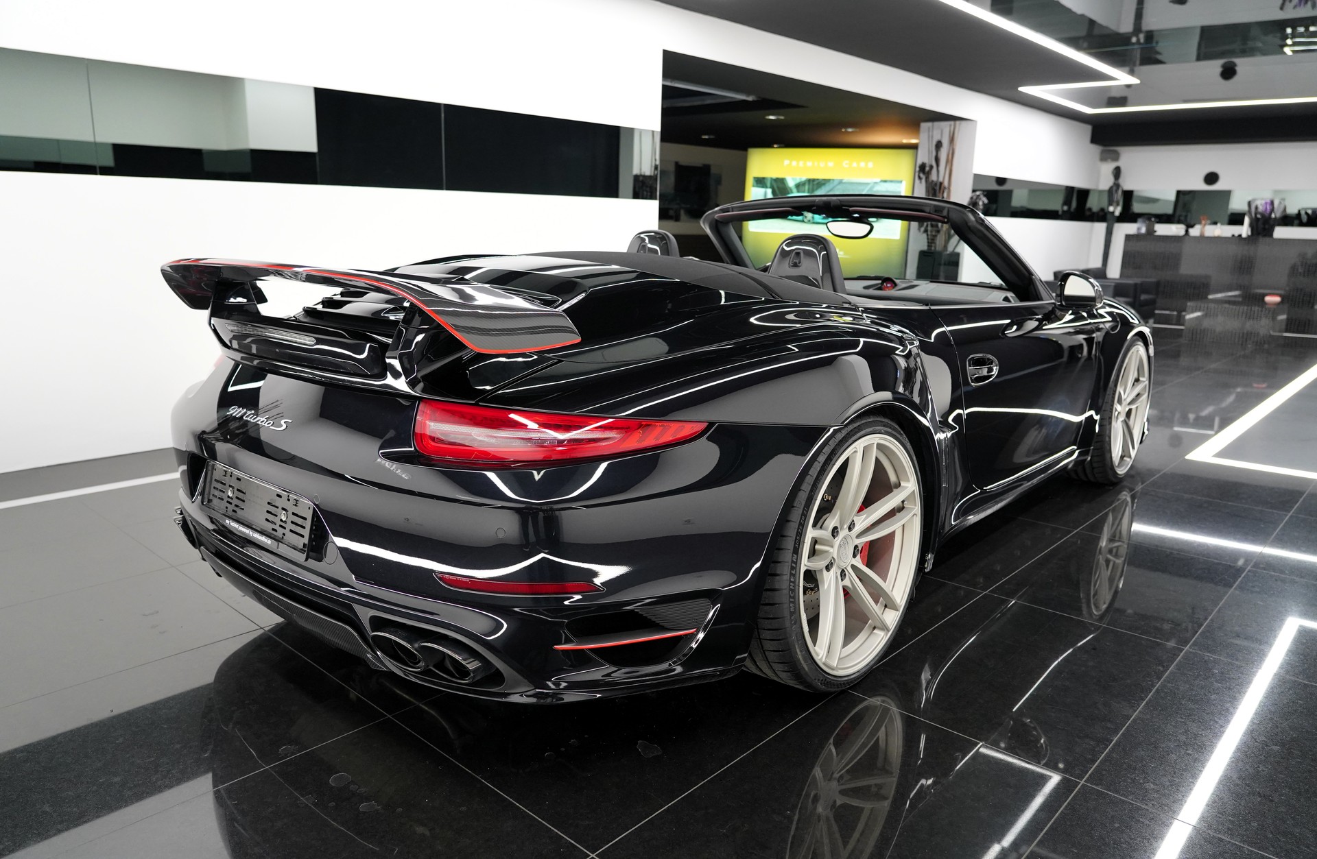 PORSCHE 911 Turbo S Cabrio-image-3