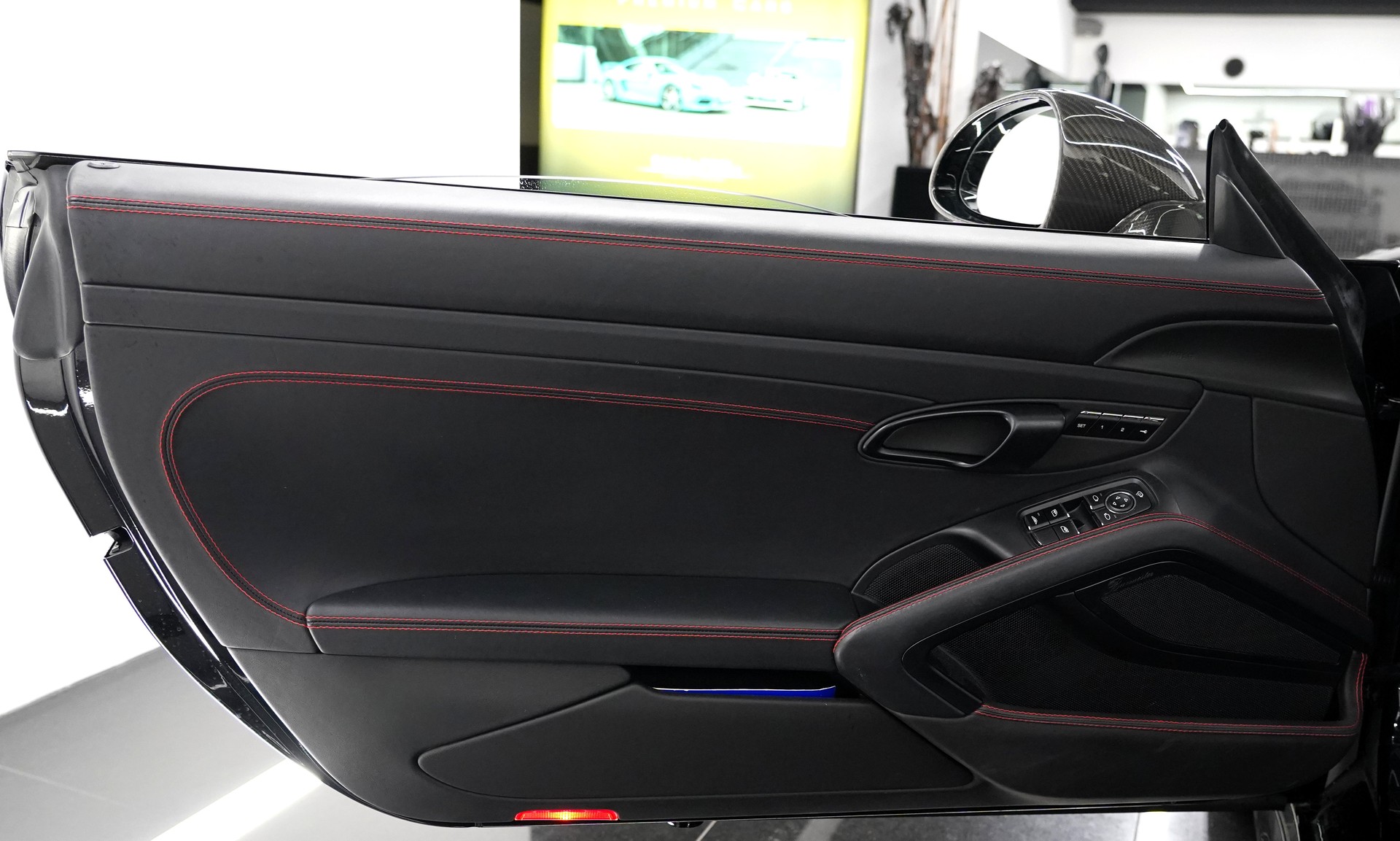 PORSCHE 911 Turbo S Cabrio-image-9