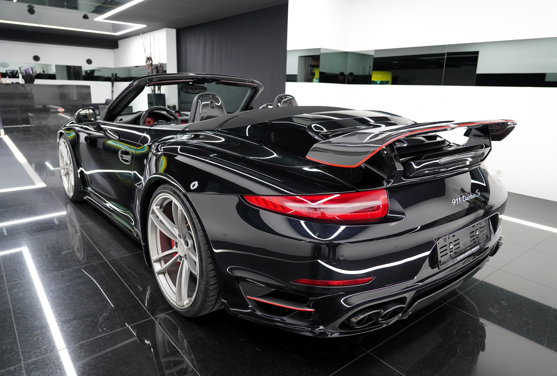 PORSCHE 911 Turbo S Cabrio-image-4