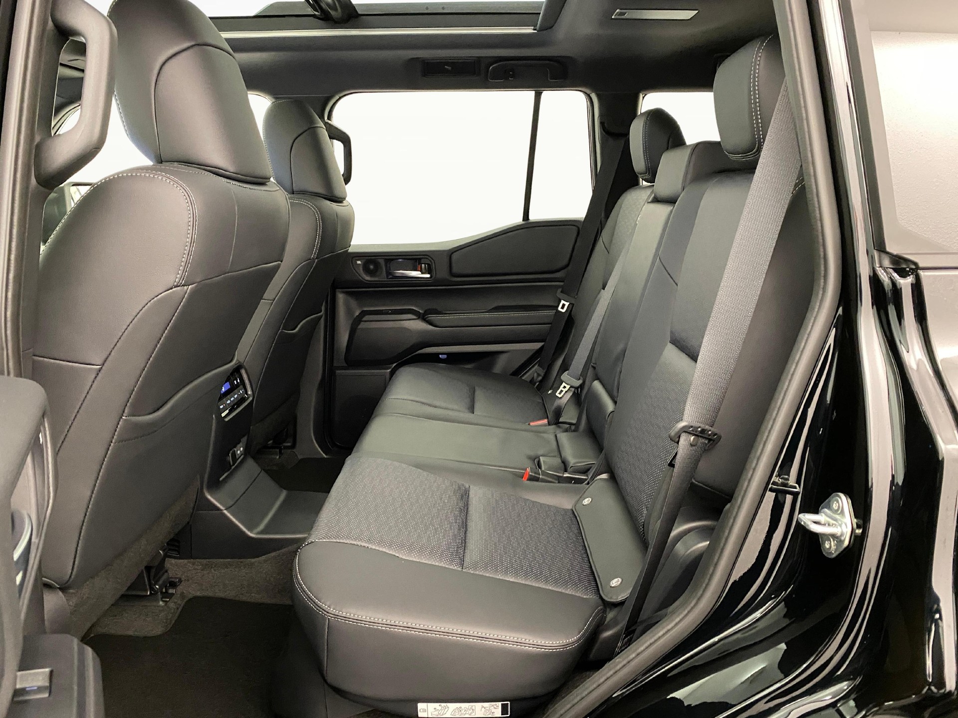 TOYOTA Land Cruiser 2.8 D Invincible-image-5