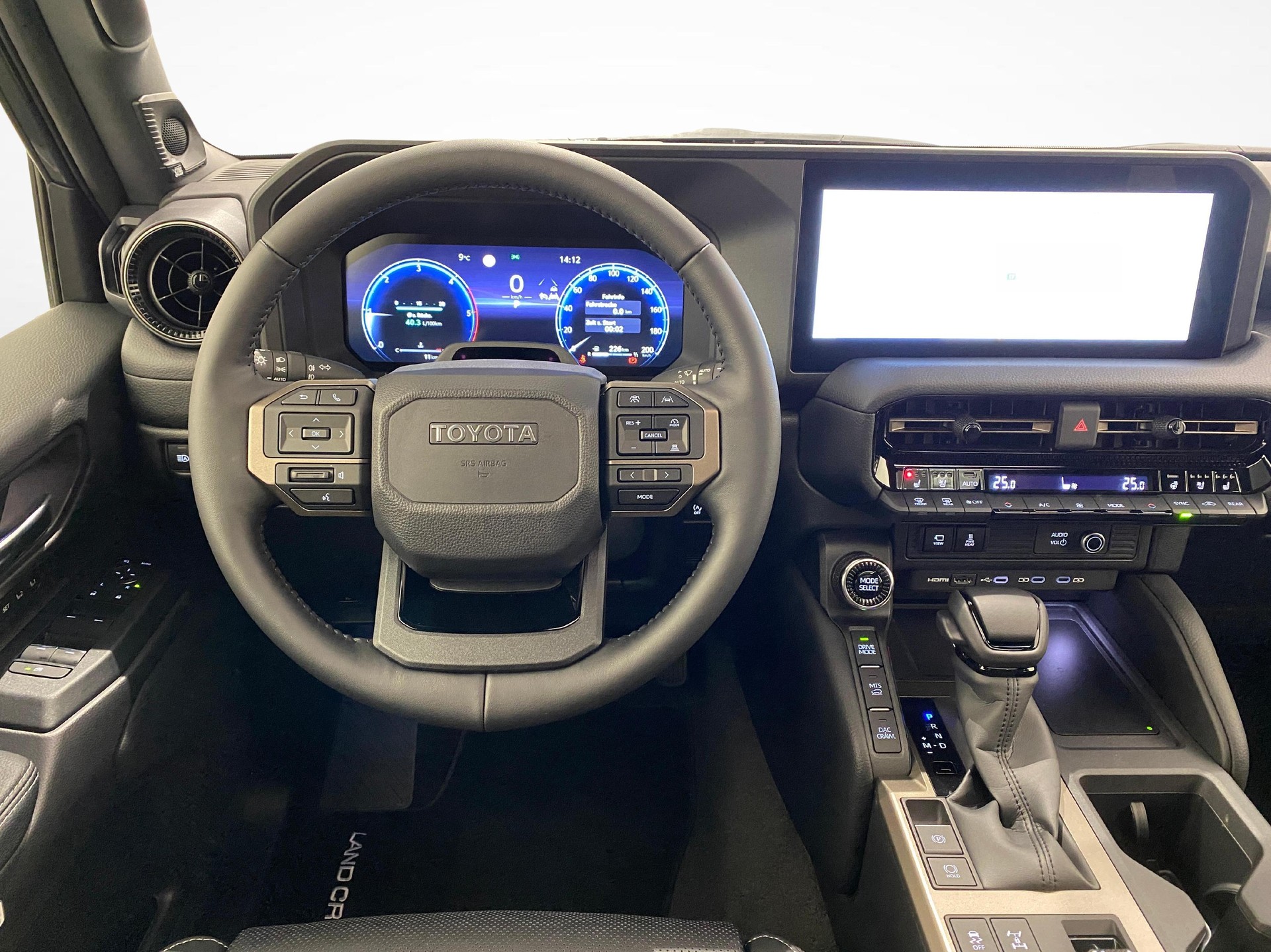TOYOTA Land Cruiser 2.8 D Invincible-showroom-element-3