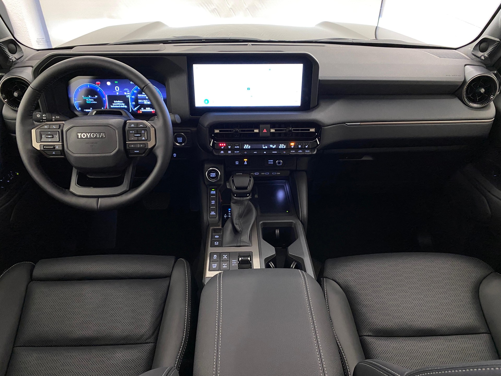 TOYOTA Land Cruiser 2.8 D Invincible-image-20