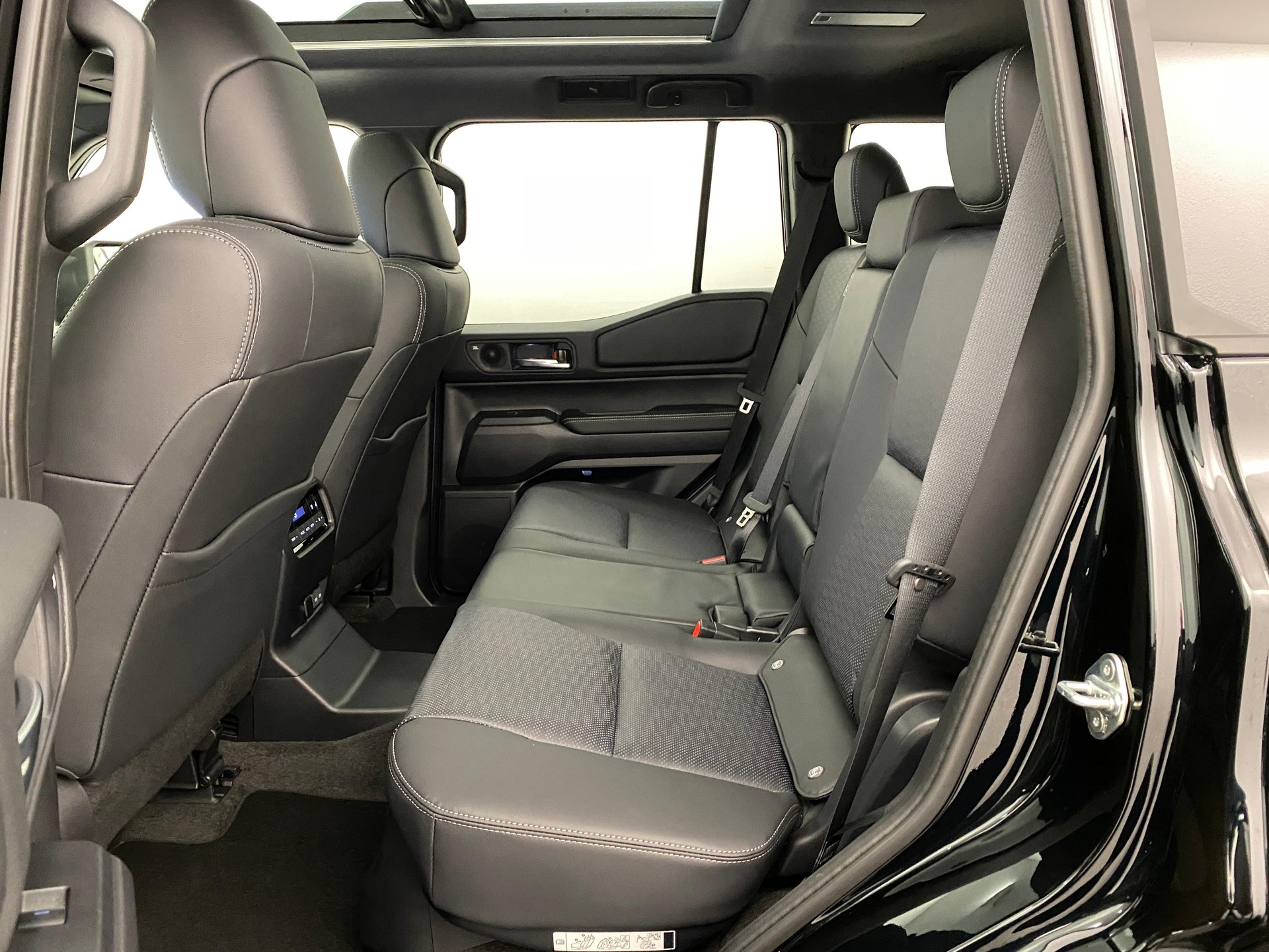 TOYOTA Land Cruiser 2.8 D Invincible-image-15
