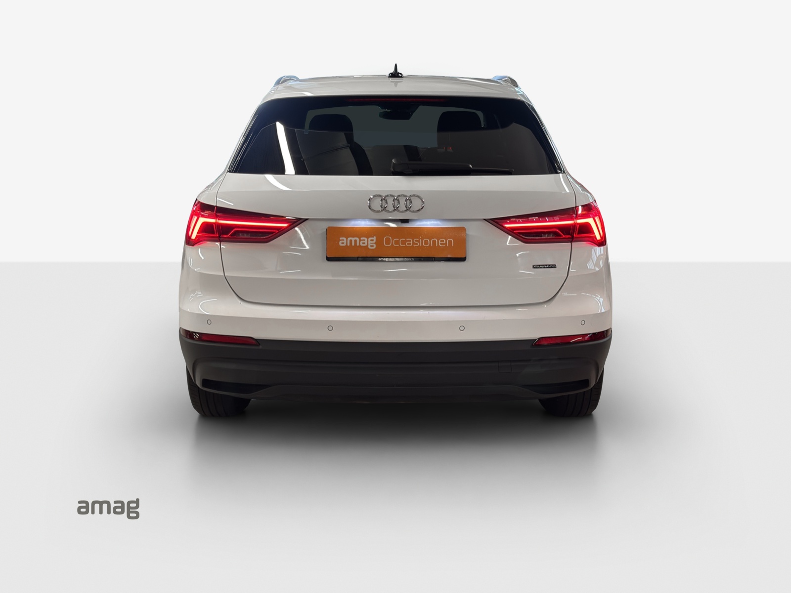 AUDI Q3 40 TFSI S line quattro S-tronic-image-3