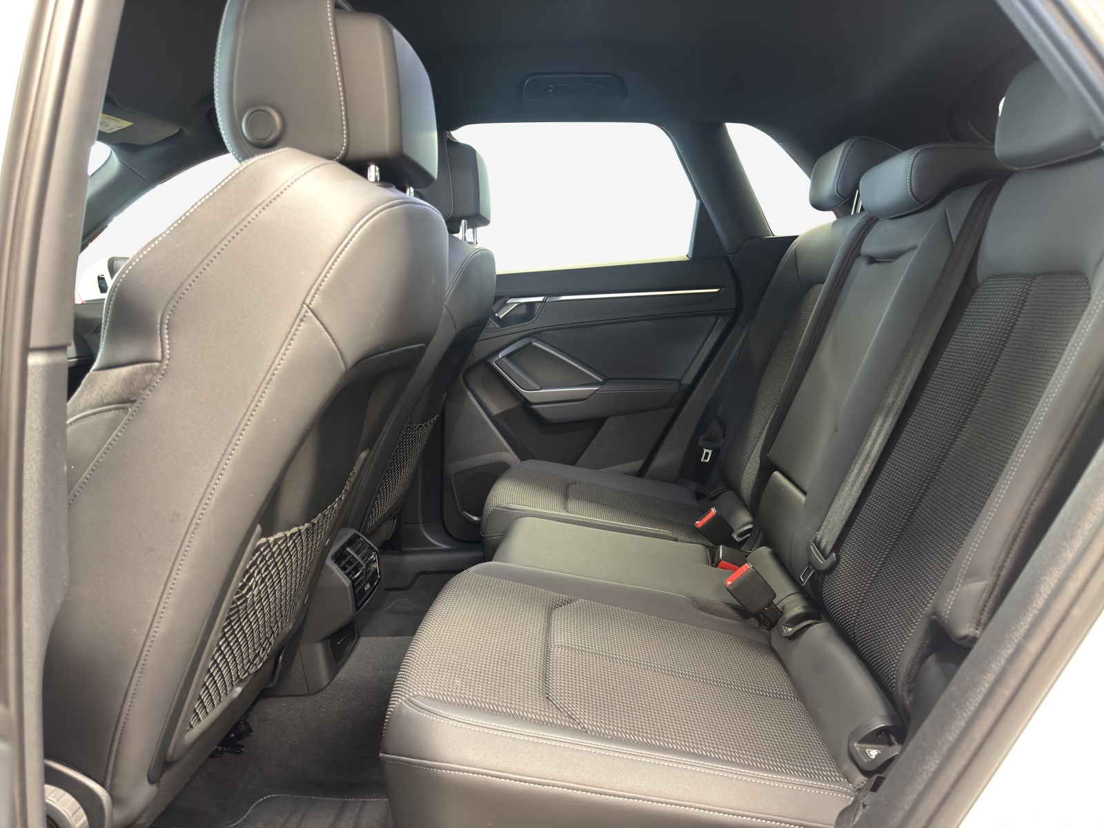 AUDI Q3 40 TFSI S line quattro S-tronic-image-8