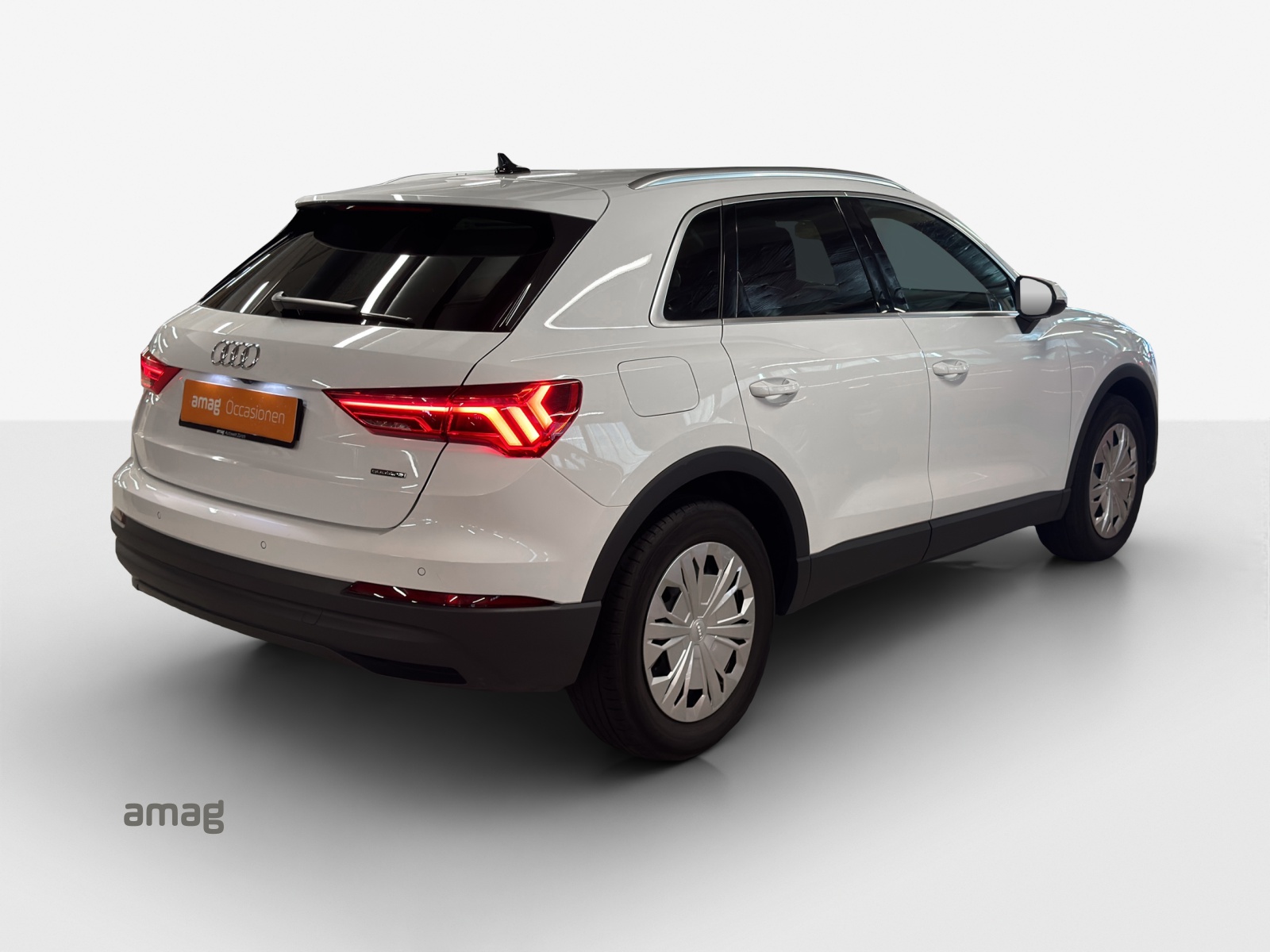 AUDI Q3 40 TFSI S line quattro S-tronic-image-4