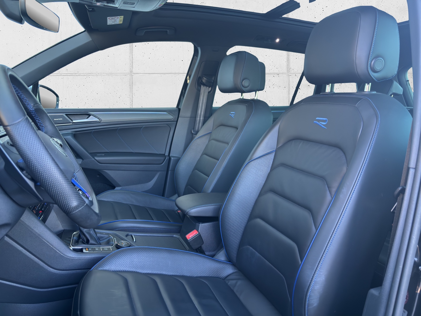VW Tiguan 2.0TSI R 4Motion DSG mit AHK, Panorama-Ausstell-/Schiebedach & Winterräder-image-27