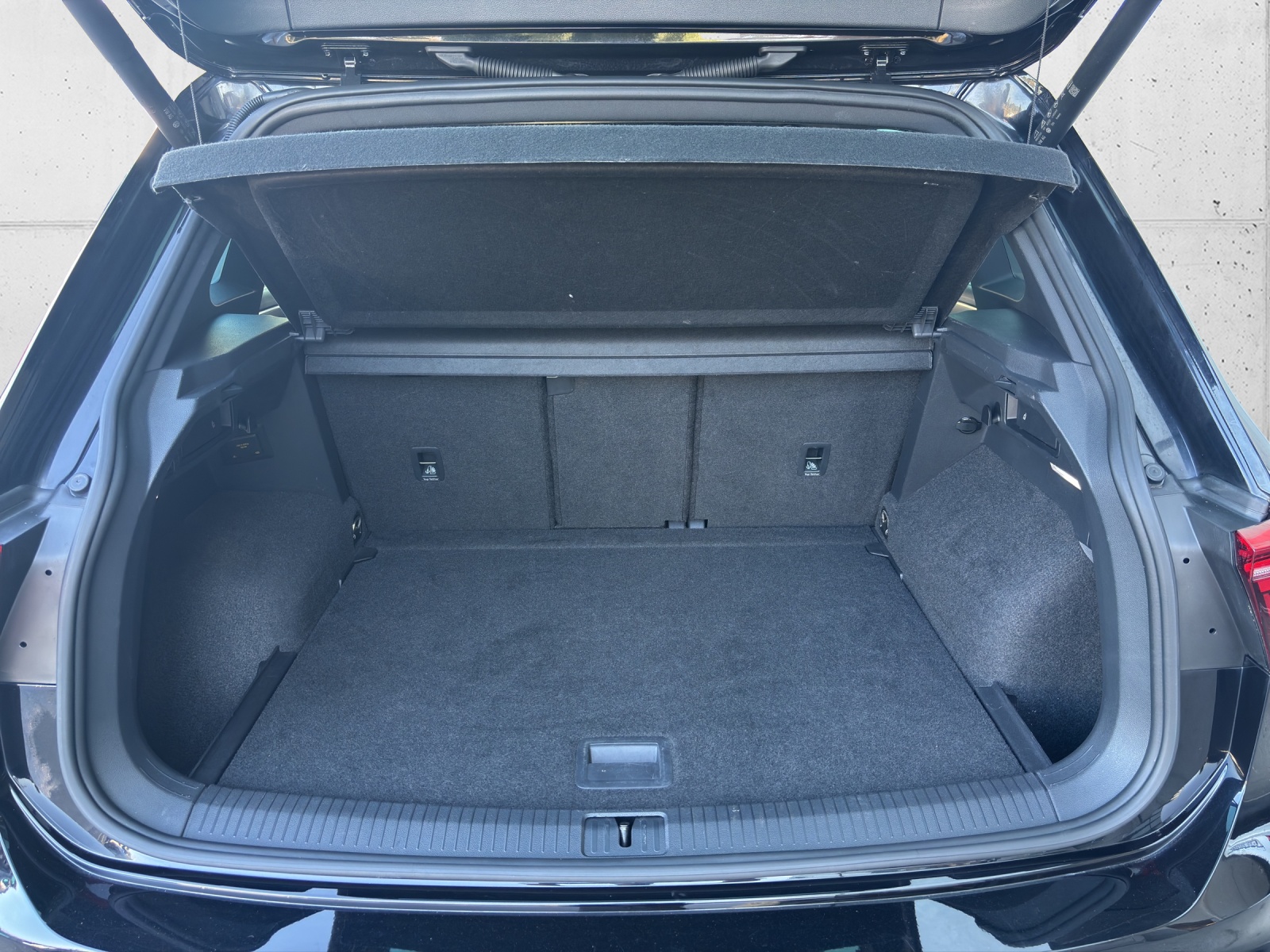VW Tiguan 2.0TSI R 4Motion DSG mit AHK, Panorama-Ausstell-/Schiebedach & Winterräder-image-7