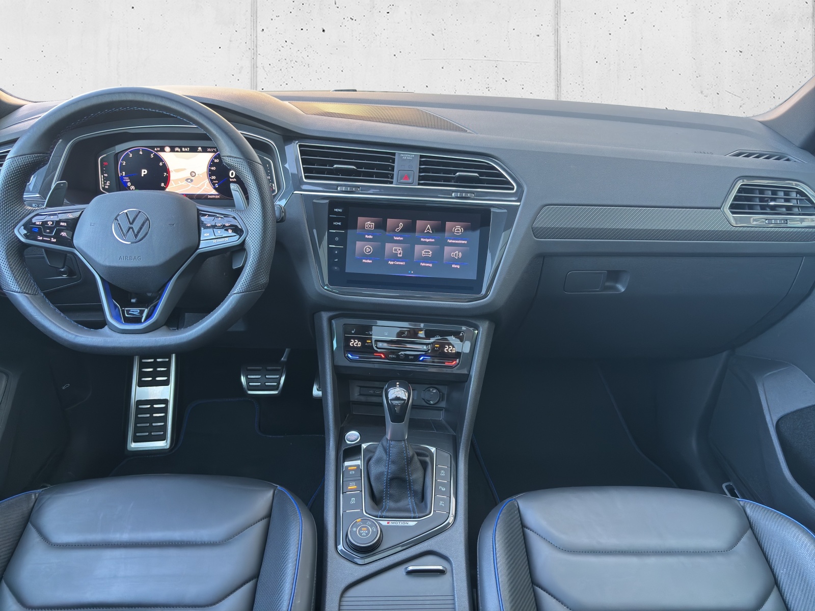 VW Tiguan 2.0TSI R 4Motion DSG mit AHK, Panorama-Ausstell-/Schiebedach & Winterräder-image-11