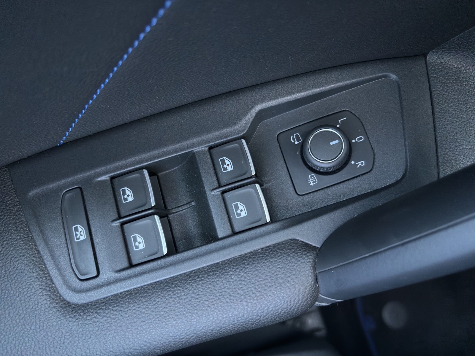 VW Tiguan 2.0TSI R 4Motion DSG mit AHK, Panorama-Ausstell-/Schiebedach & Winterräder-image-31