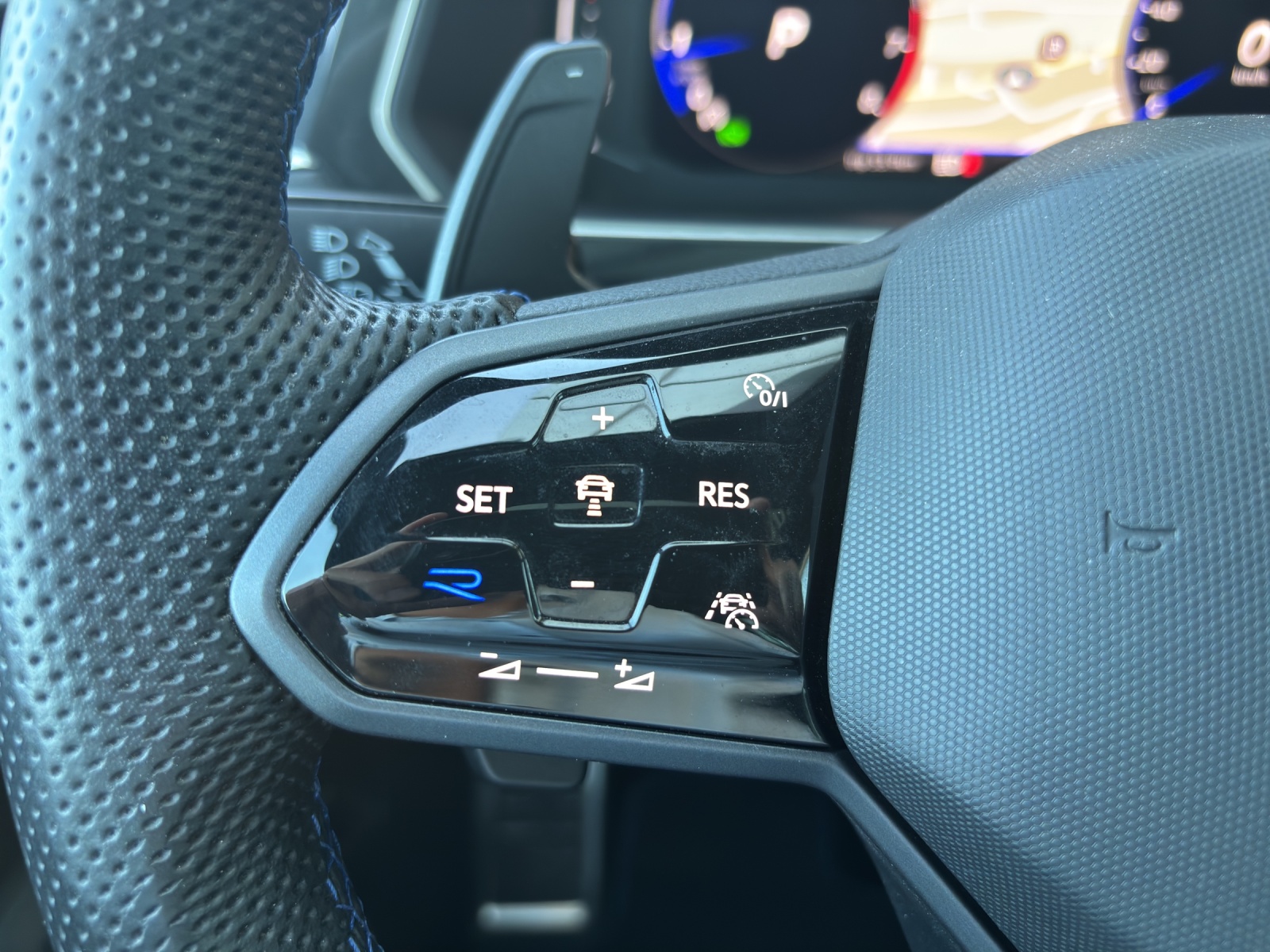 VW Tiguan 2.0TSI R 4Motion DSG mit AHK, Panorama-Ausstell-/Schiebedach & Winterräder-image-13