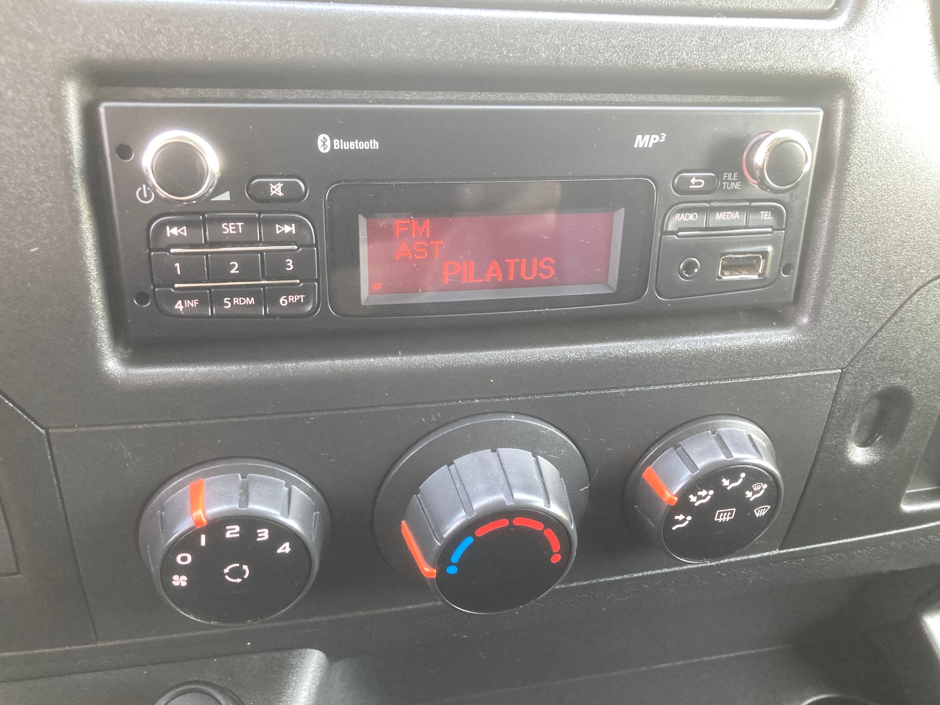 RENAULT Master T33 2.3dCi 110 L1H2-image-10
