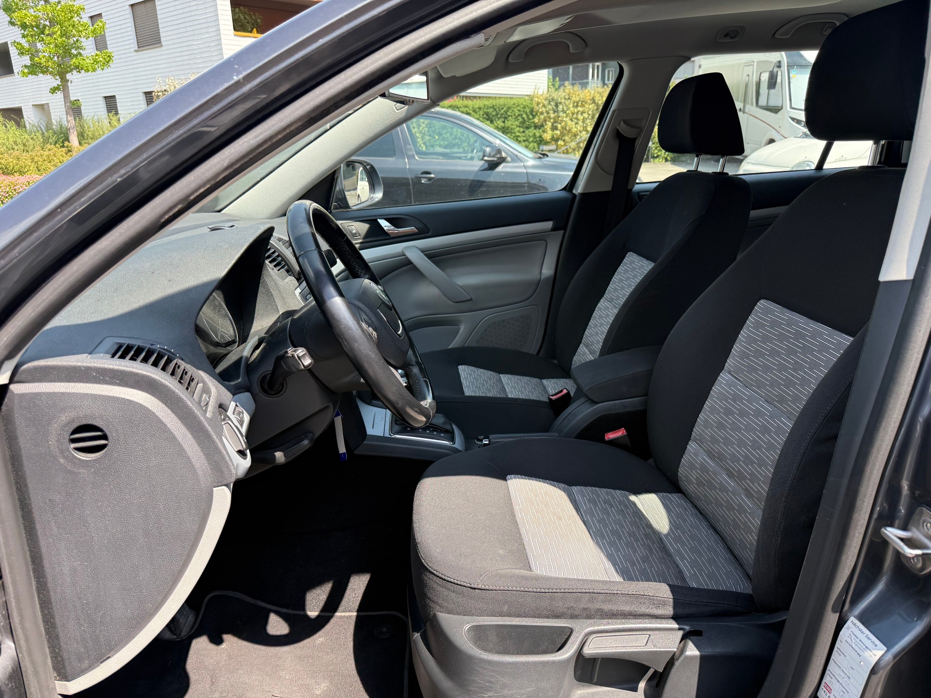 SKODA Octavia Combi 2.0 TDI Ambiente DSG-image-12