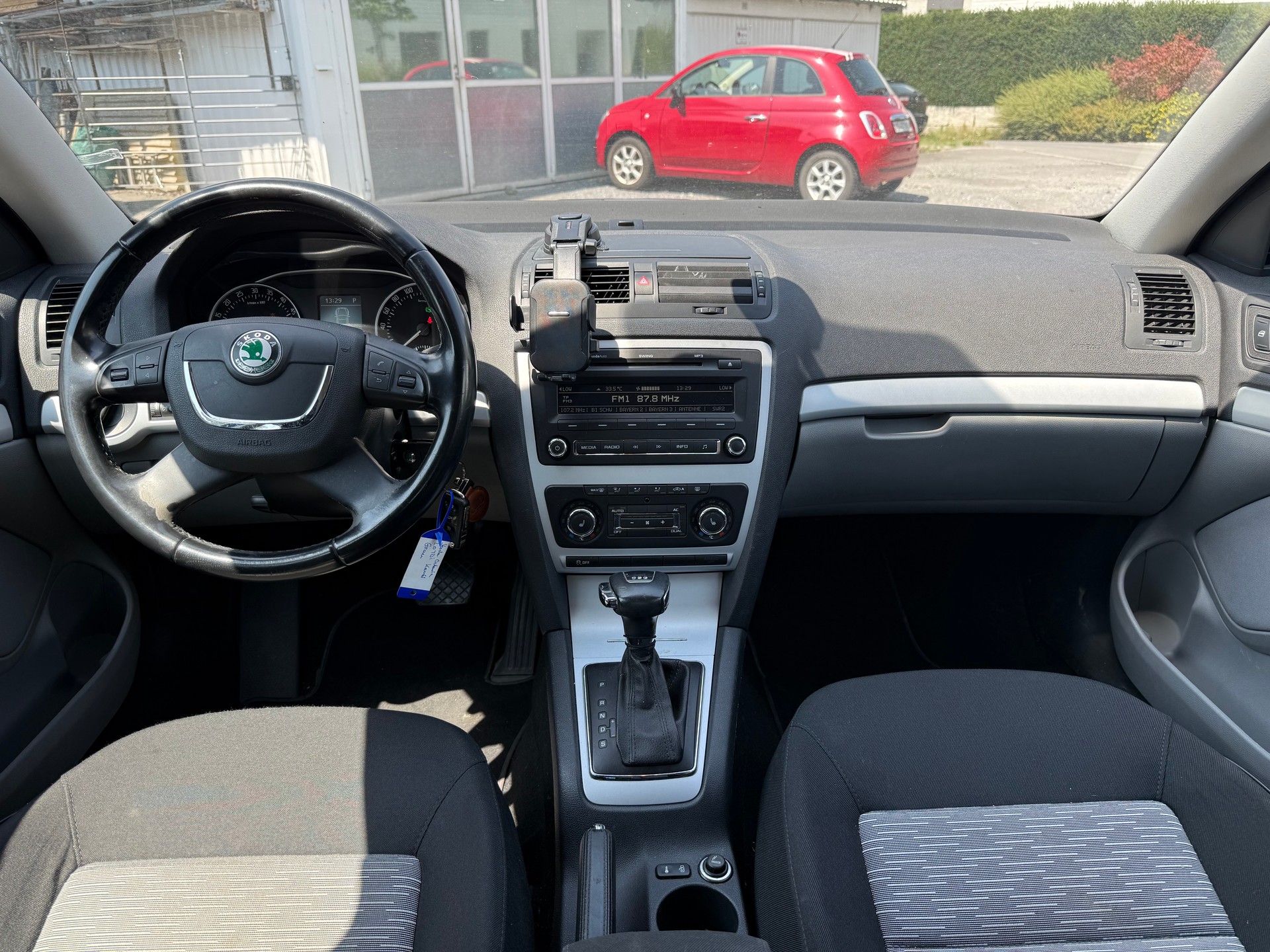 SKODA Octavia Combi 2.0 TDI Ambiente DSG-image-13