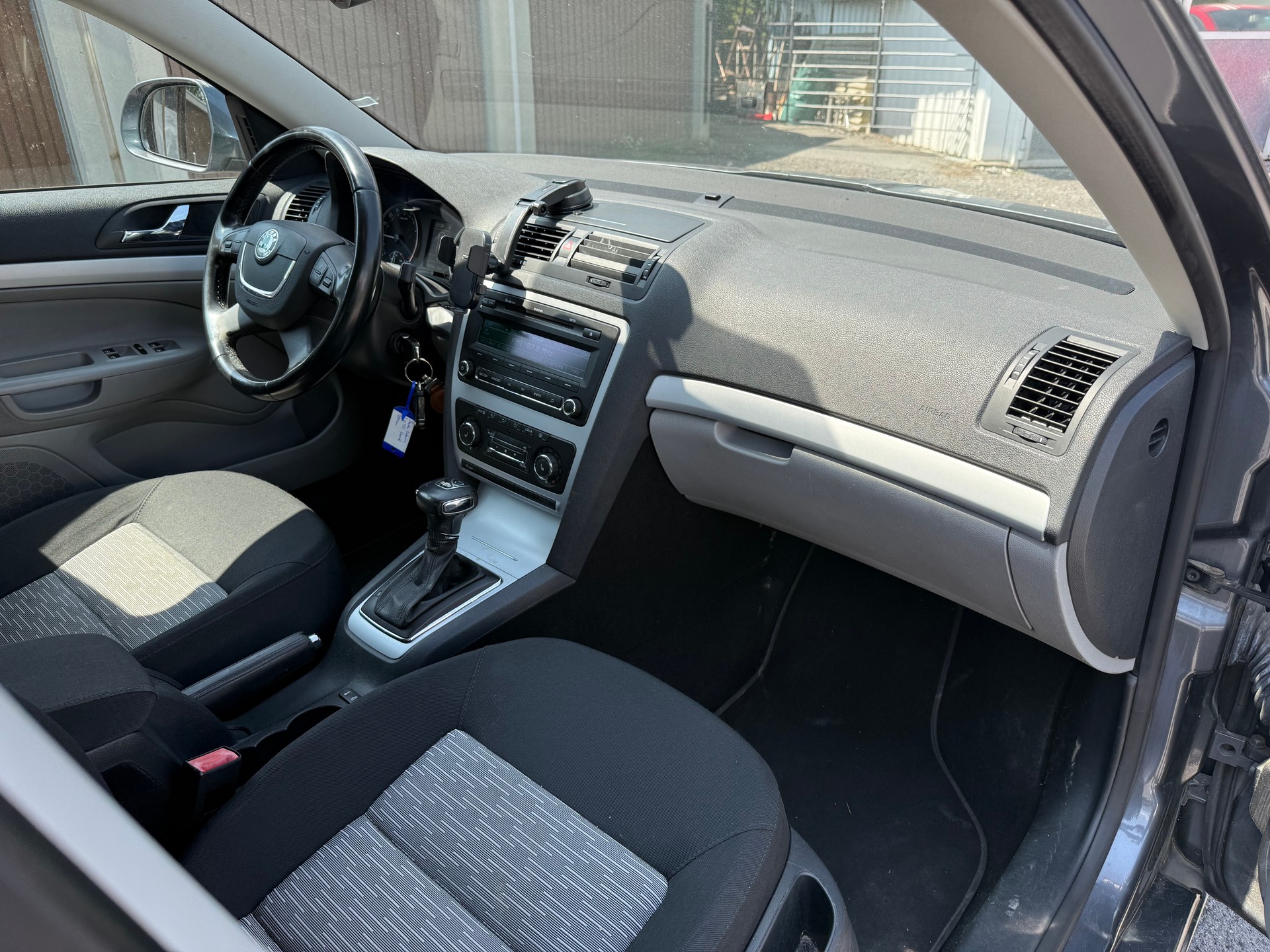SKODA Octavia Combi 2.0 TDI Ambiente DSG-image-10
