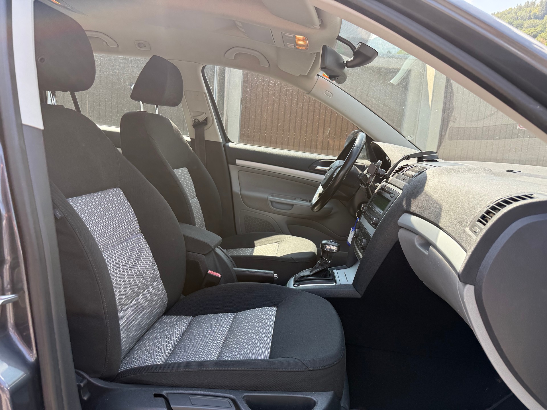 SKODA Octavia Combi 2.0 TDI Ambiente DSG-image-11