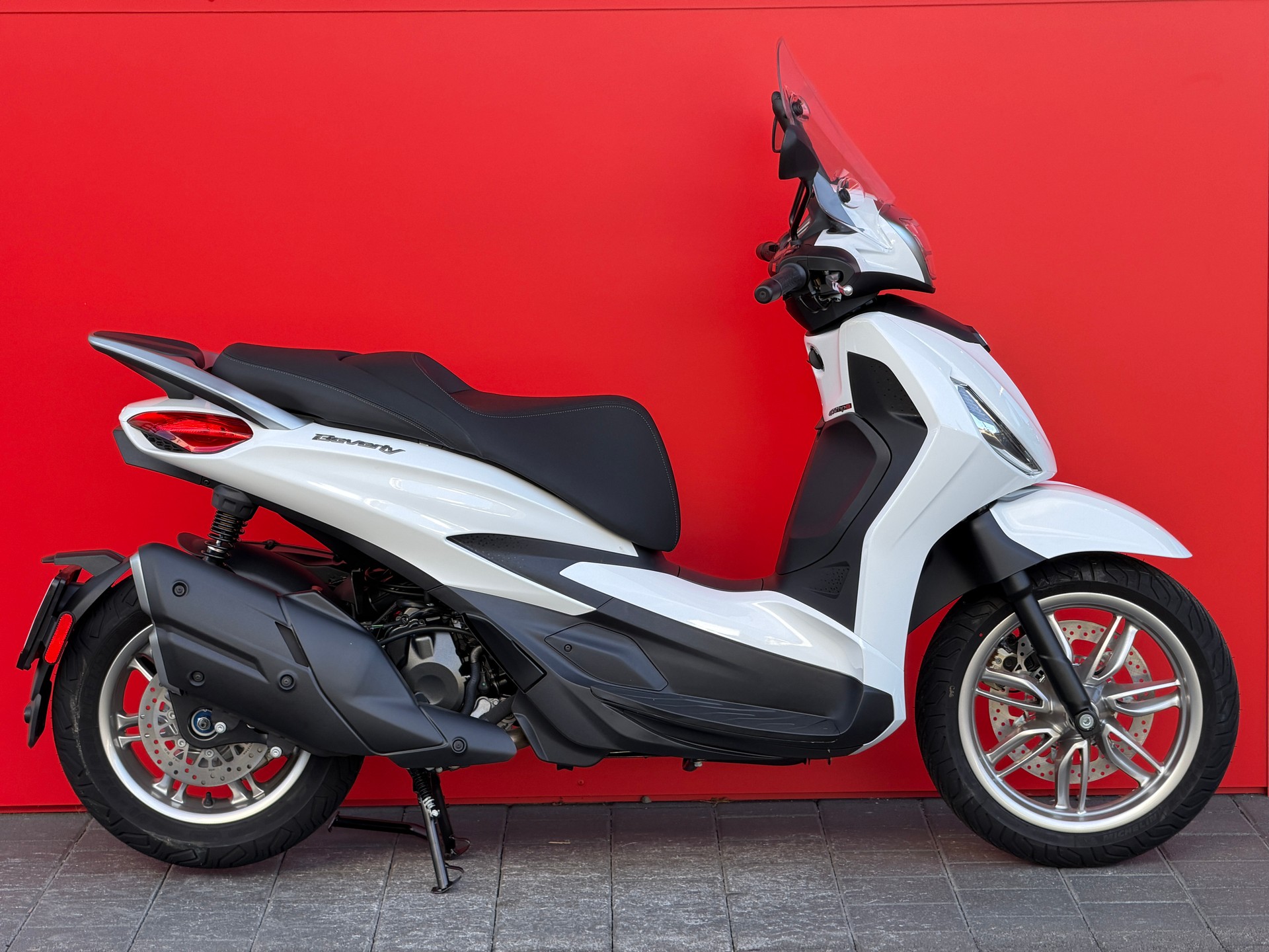 PIAGGIO Beverly 400 E5+-showroom-element-1