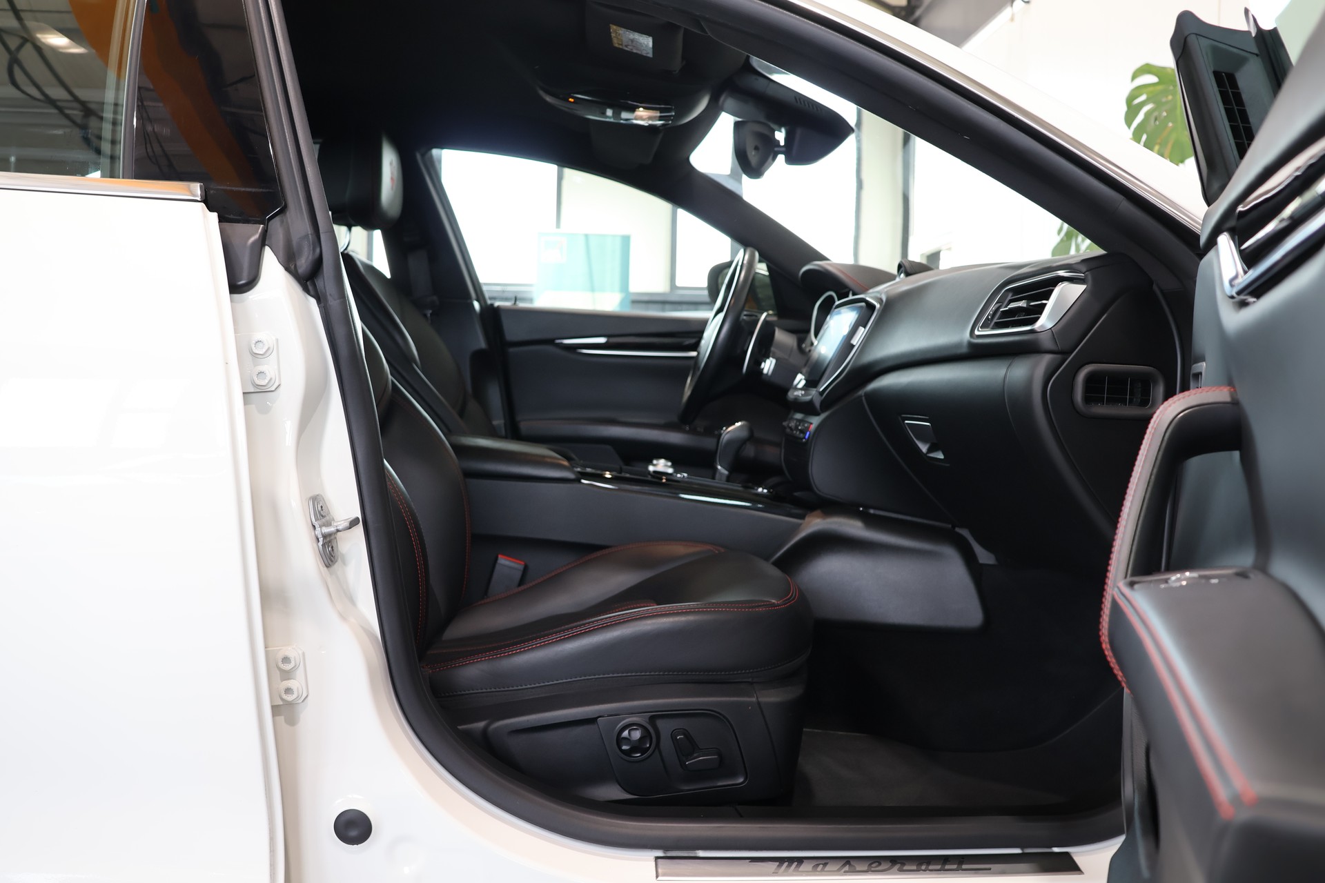 MASERATI Ghibli S Q4 3.0 V6 GranLusso Automatica-image-12