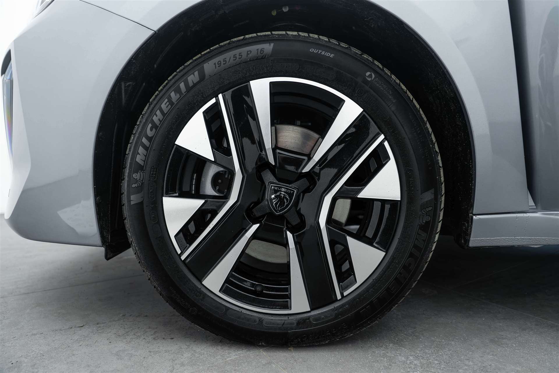 PEUGEOT PEUGEOT 208 1.2 MHEV 110 Allure Automat-image-5