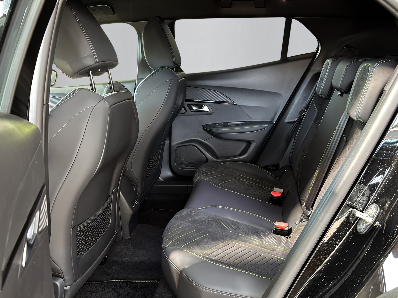 PEUGEOT 2008 1.2 Hybrid 145 GT Exclusive-image-6