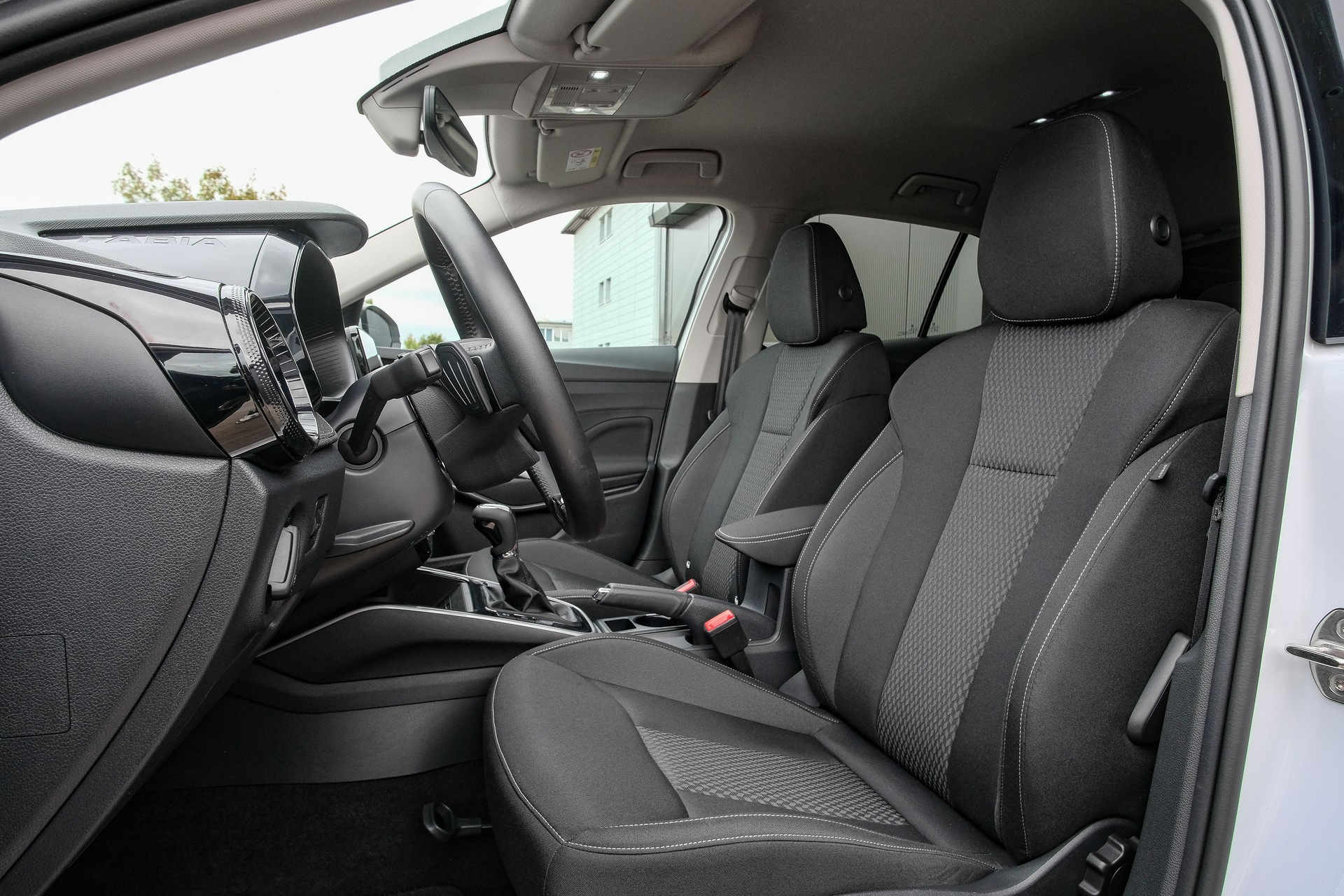 SKODA Fabia 1.0 TSI Top Selection DSG-image-9