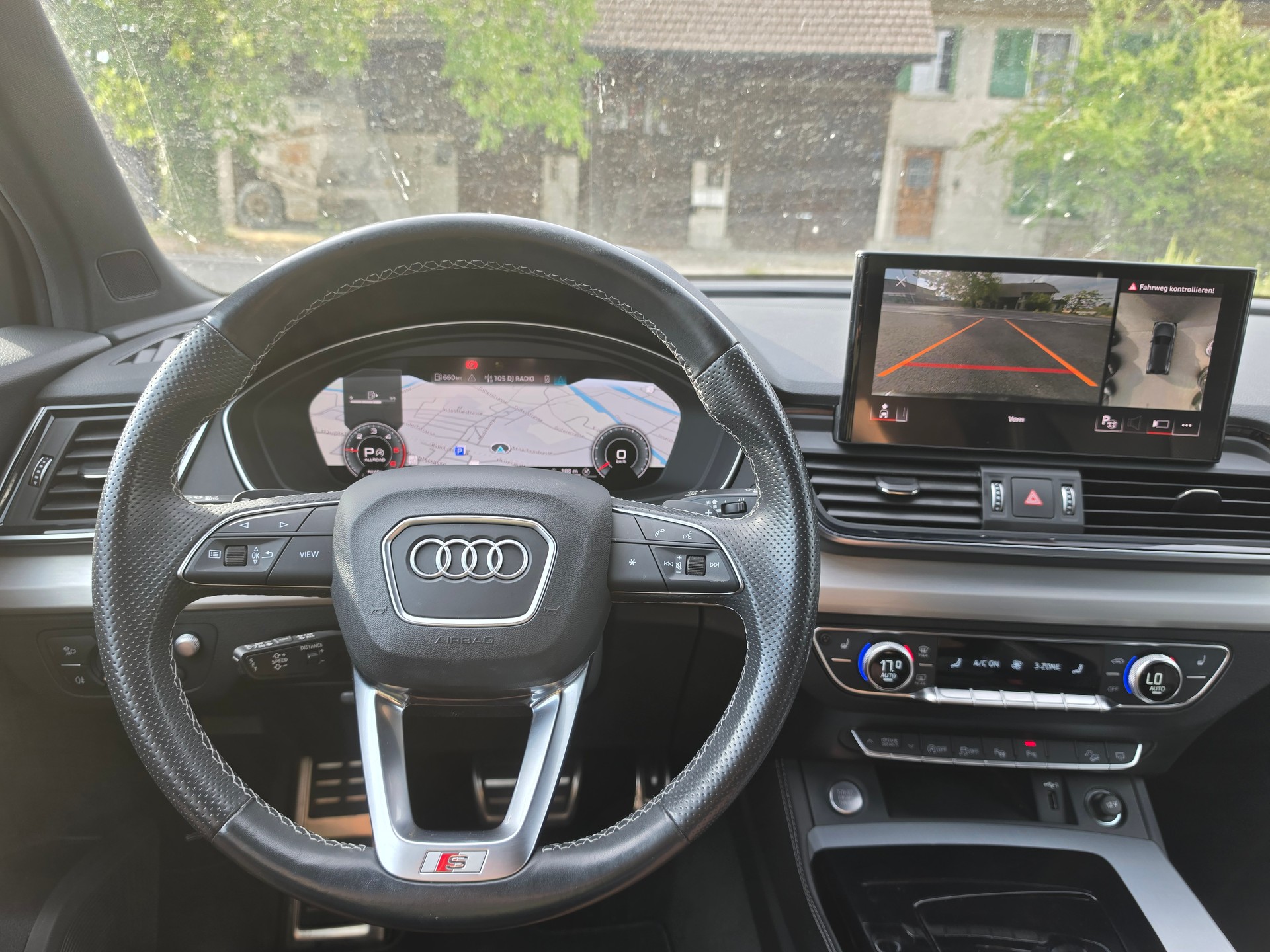 AUDI Q5 40 TDI Black Edition quattro S-tronic-image-13