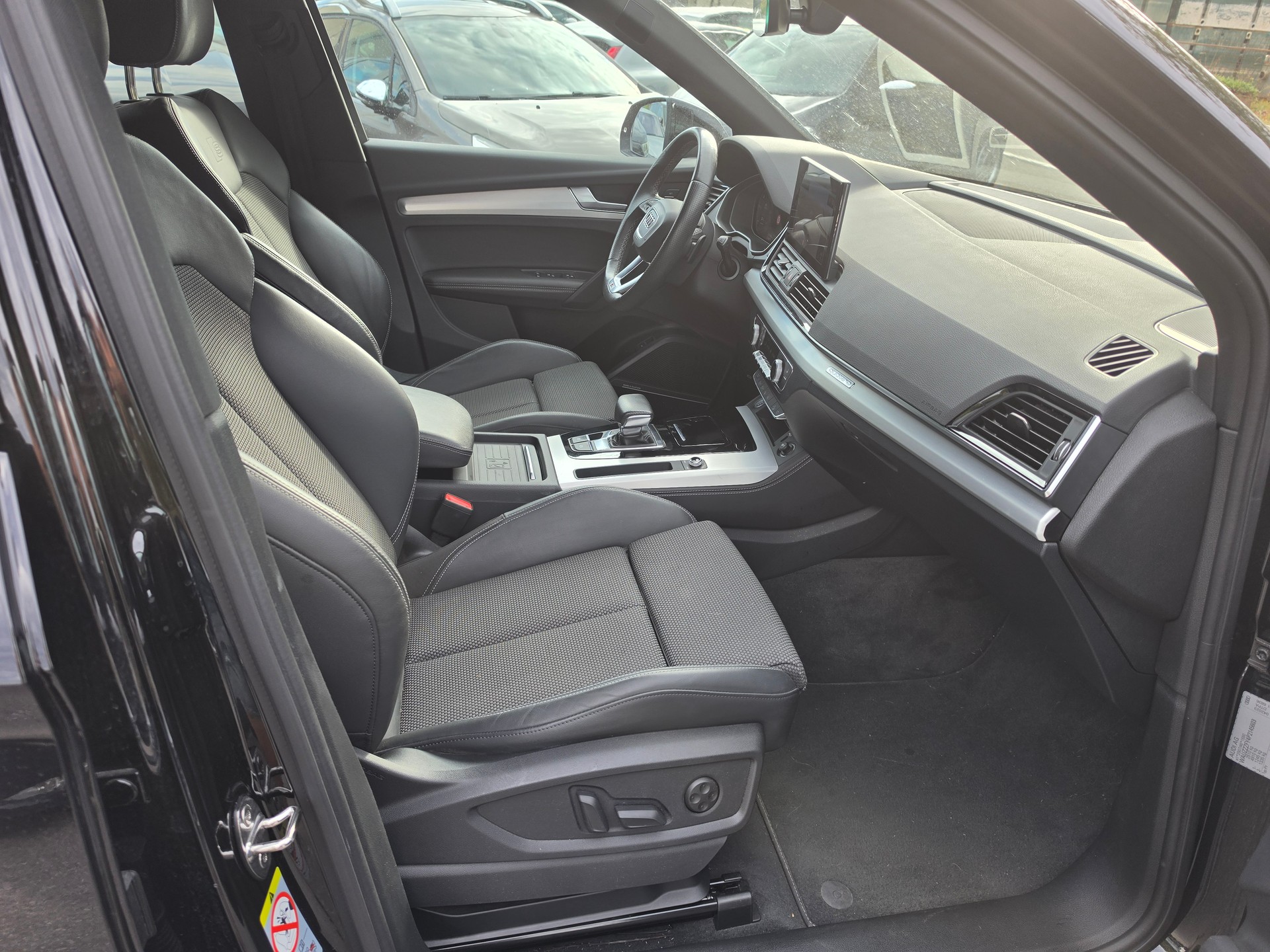 AUDI Q5 40 TDI Black Edition quattro S-tronic-image-10