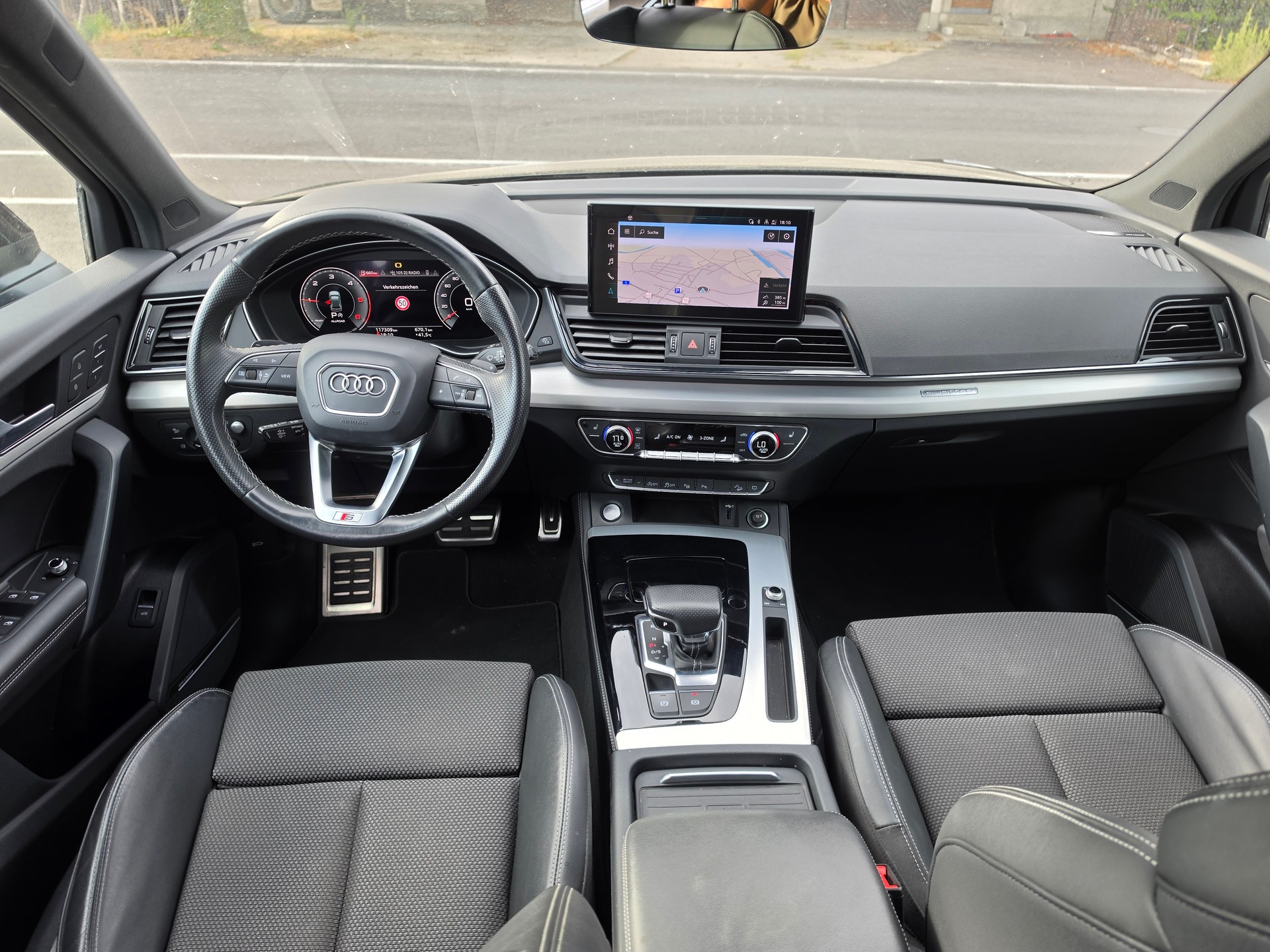 AUDI Q5 40 TDI Black Edition quattro S-tronic-image-8