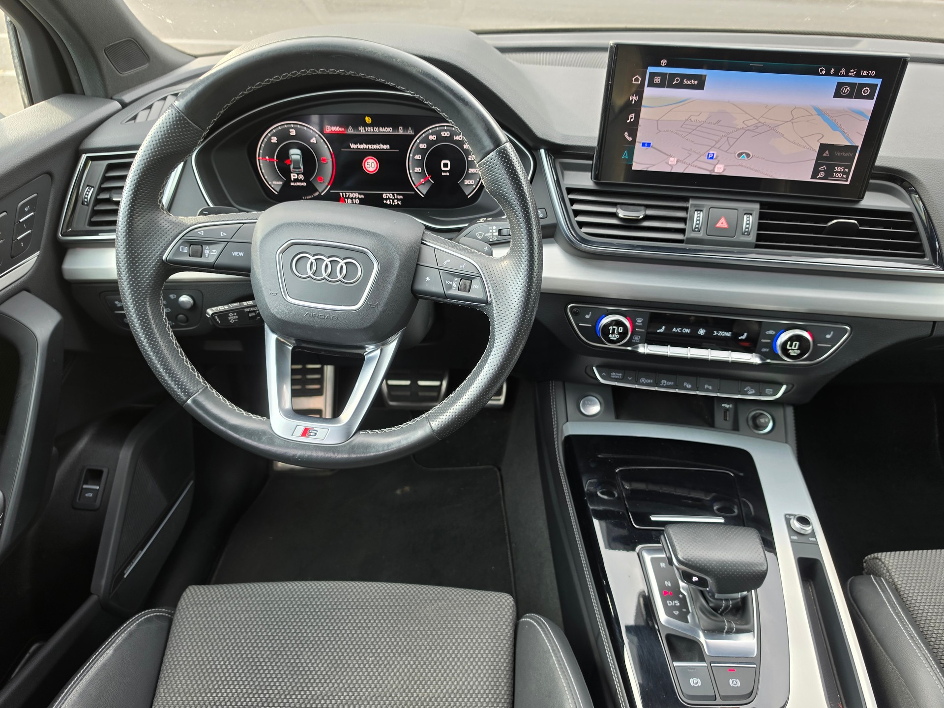 AUDI Q5 40 TDI Black Edition quattro S-tronic-image-12