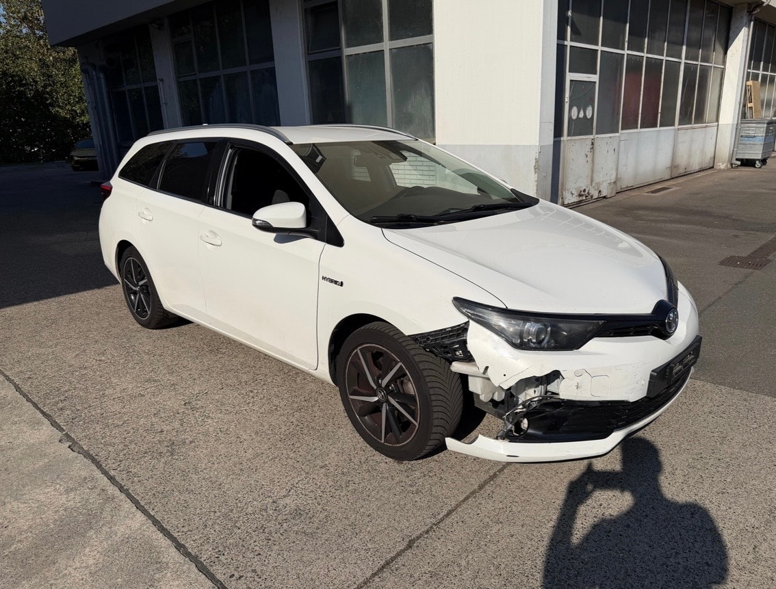 TOYOTA Auris Touring Sports 1.8 HSD Trend e-CVT-image-6