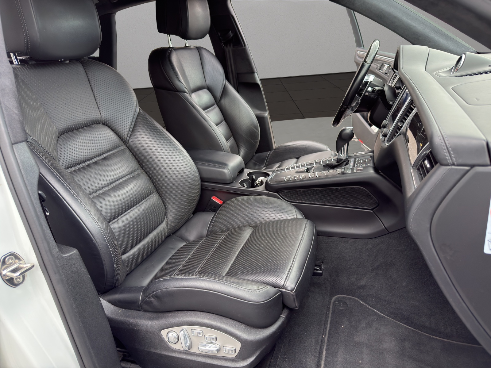 PORSCHE Macan Turbo Performance PDK-image-16