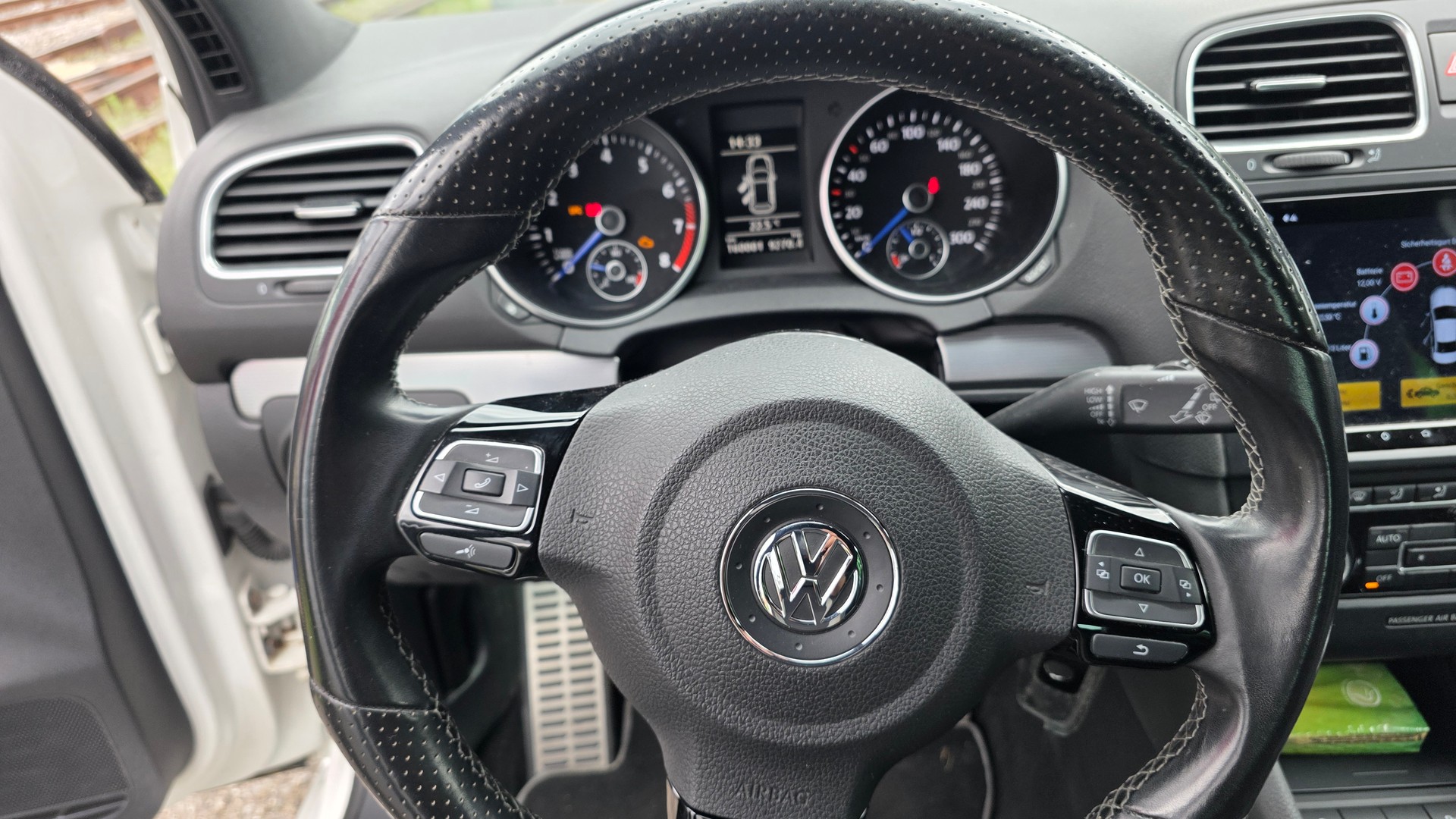 VW Golf 2.0 TSI R 4Motion-image-14